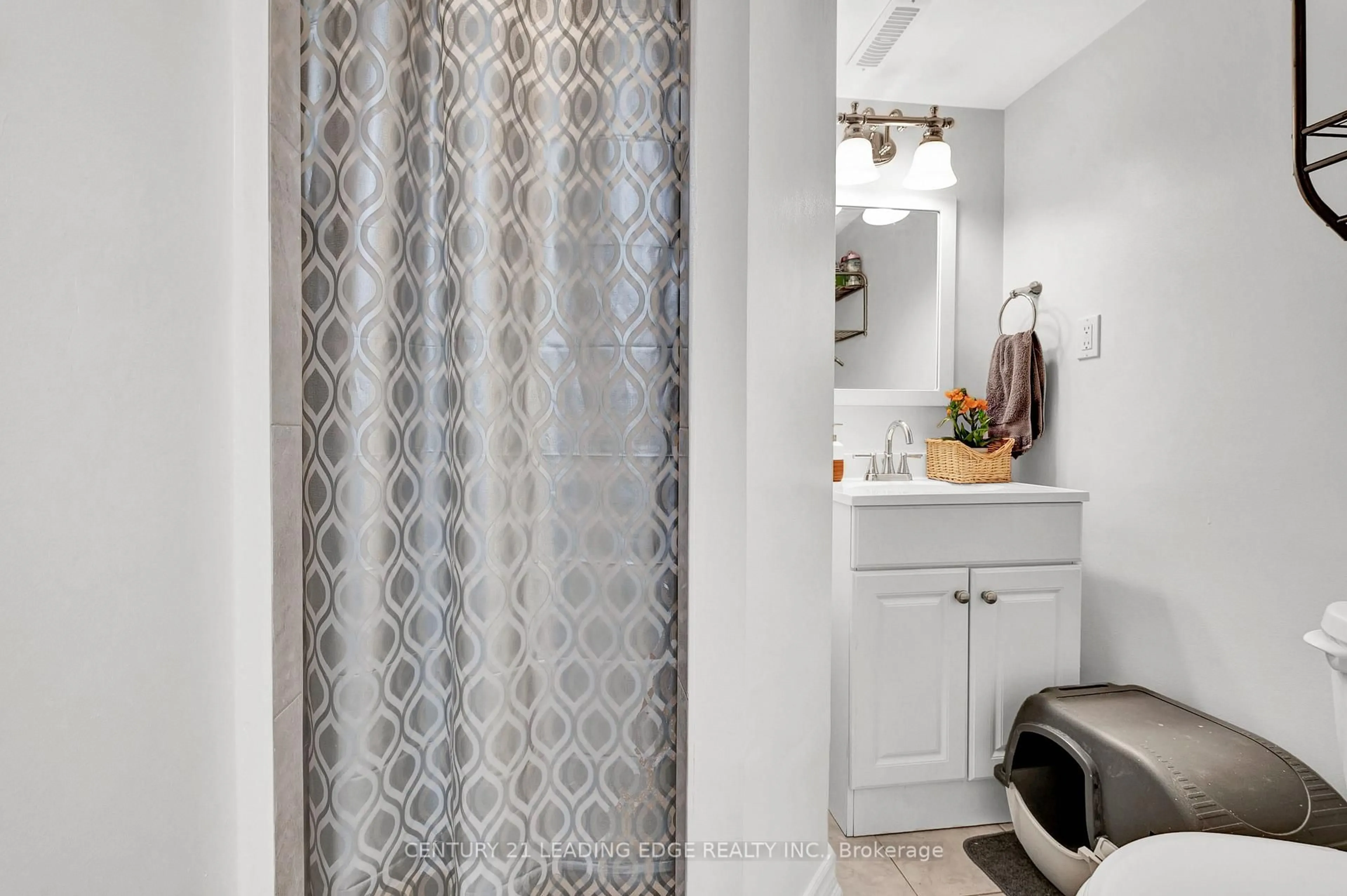 Standard bathroom, ceramic/tile floor for 740 Kennedy Rd #42, Toronto Ontario M1K 2C5