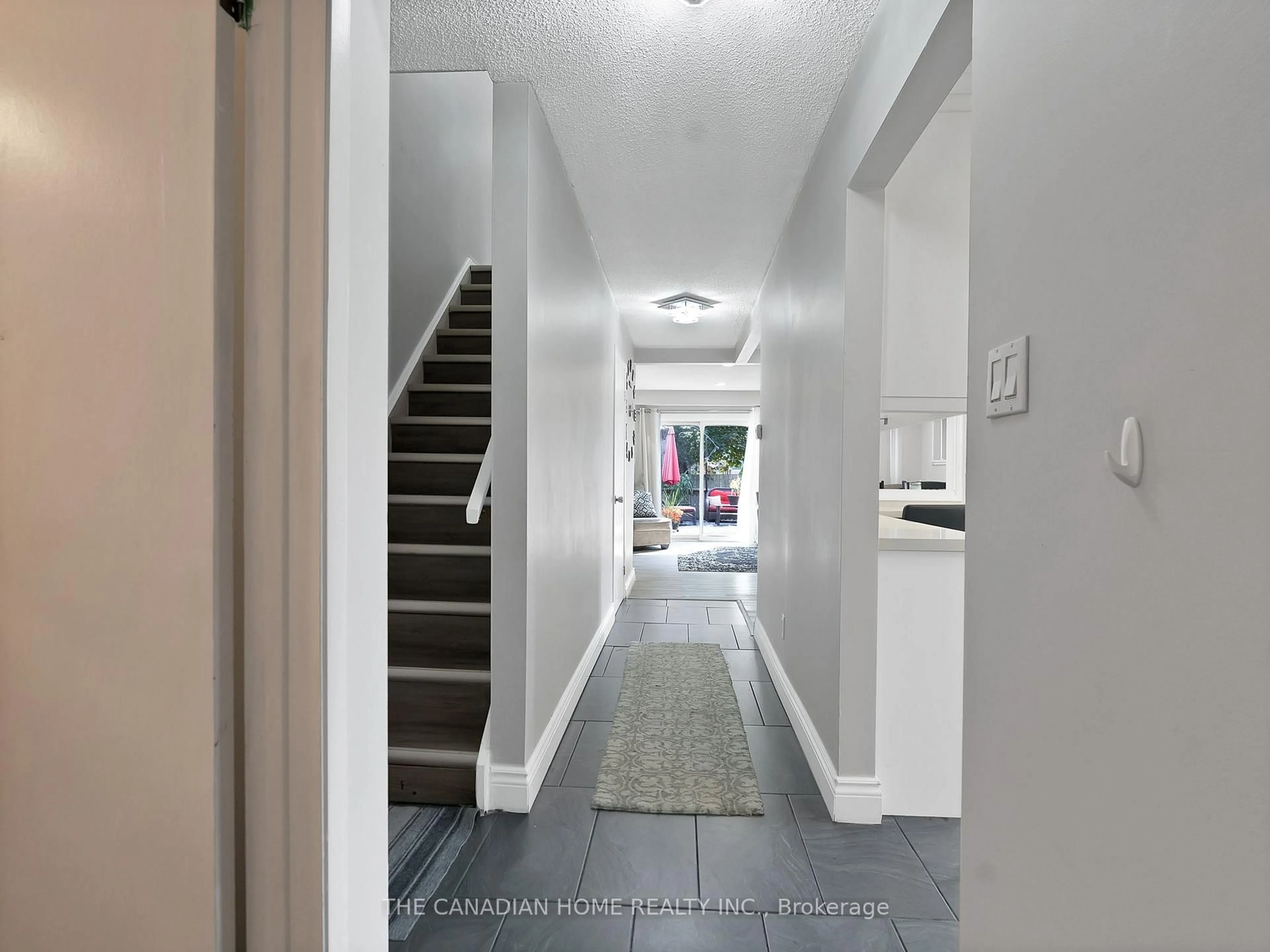Indoor foyer for 517 Ortono Ave, Oshawa Ontario L1H 3L7