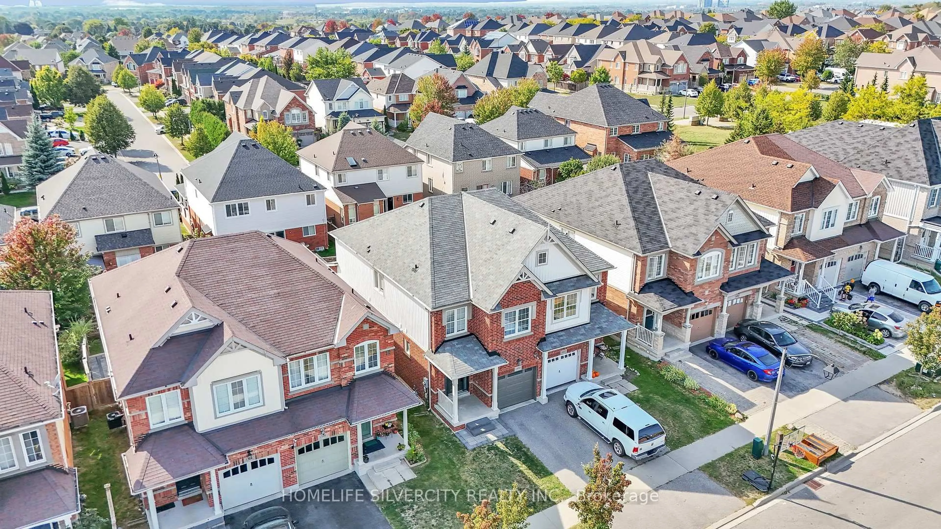 A pic from outside/outdoor area/front of a property/back of a property/a pic from drone, street for 1400 Rennie St, Oshawa Ontario L1K 0N8