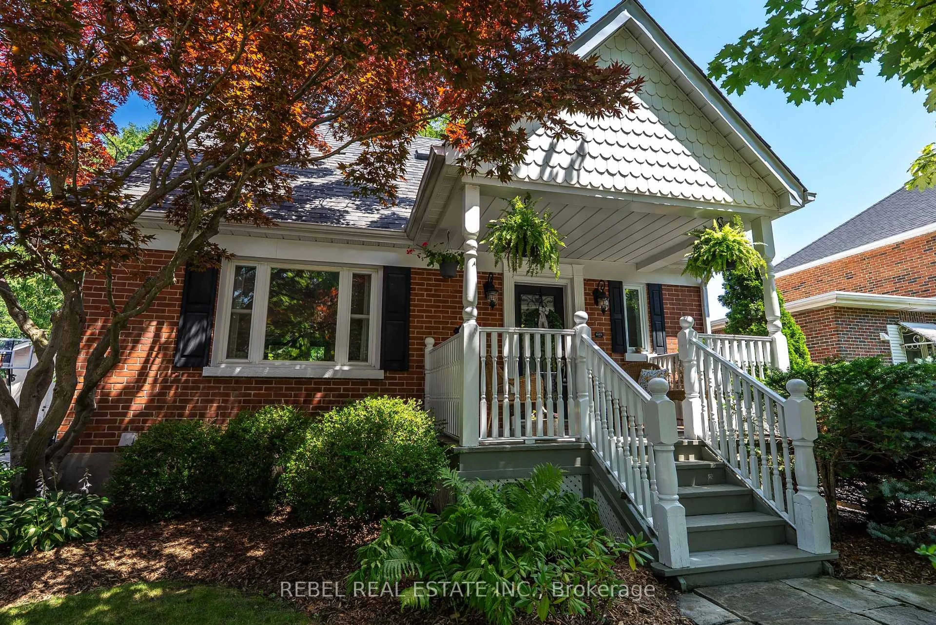 Home with vinyl exterior material, street for 831 Mary St, Oshawa Ontario L1G 5G5