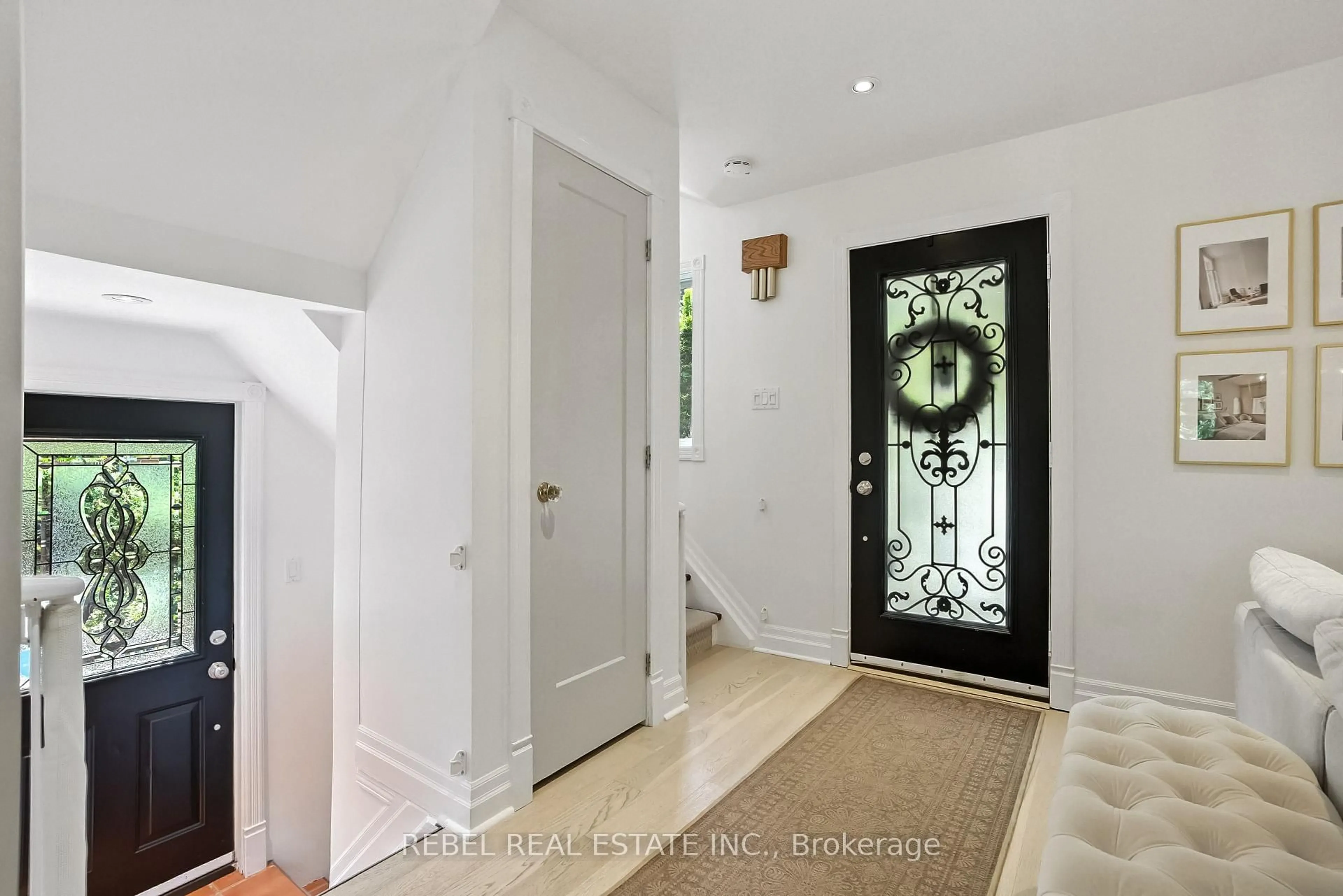 Indoor entryway for 831 Mary St, Oshawa Ontario L1G 5G5