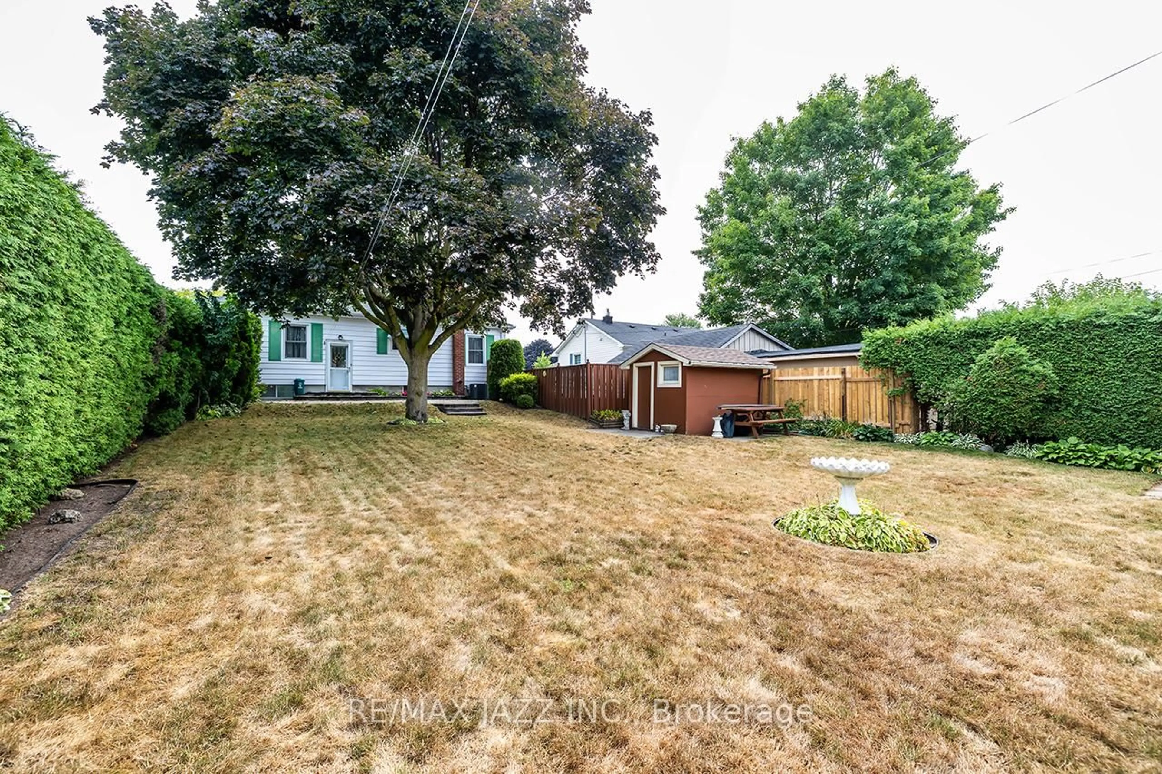 A pic from outside/outdoor area/front of a property/back of a property/a pic from drone, street for 114 Fernhill Blvd, Oshawa Ontario L1J 5J3