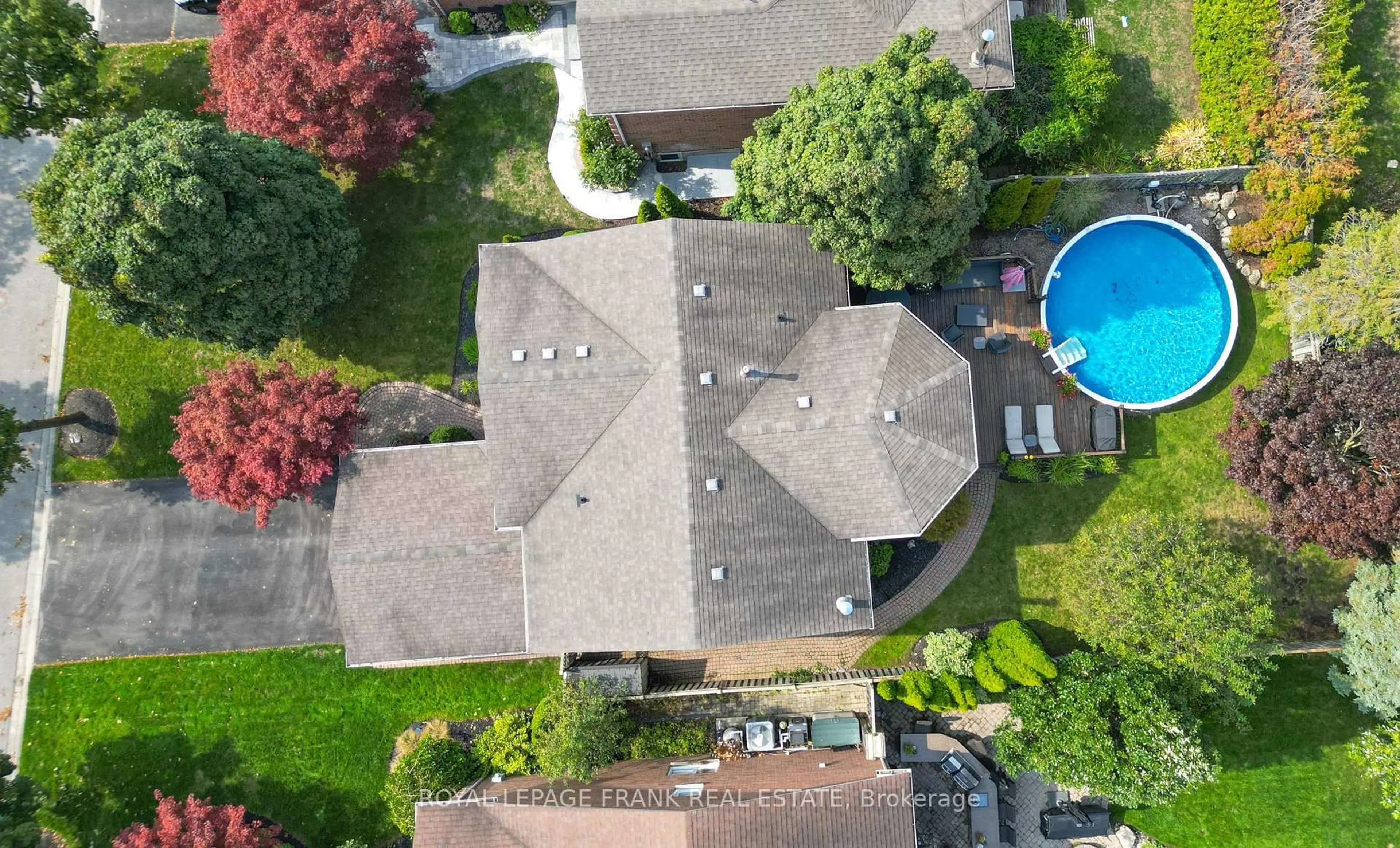 A pic from outside/outdoor area/front of a property/back of a property/a pic from drone, street for 14 Drewbrook Crt, Whitby Ontario L1N 8M8