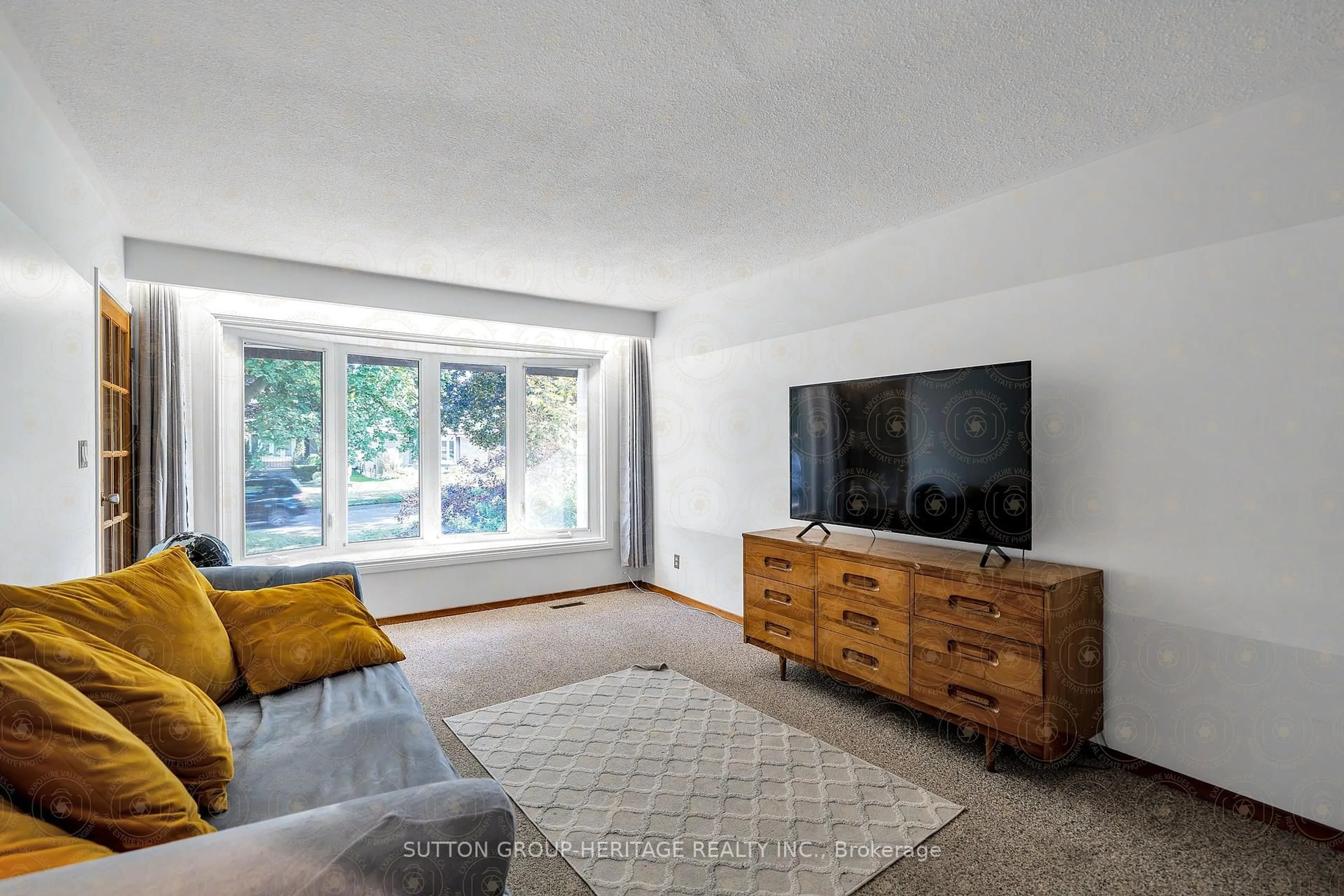 Living room with furniture, unknown for 792 Tatra Dr, Oshawa Ontario L1J 6S7