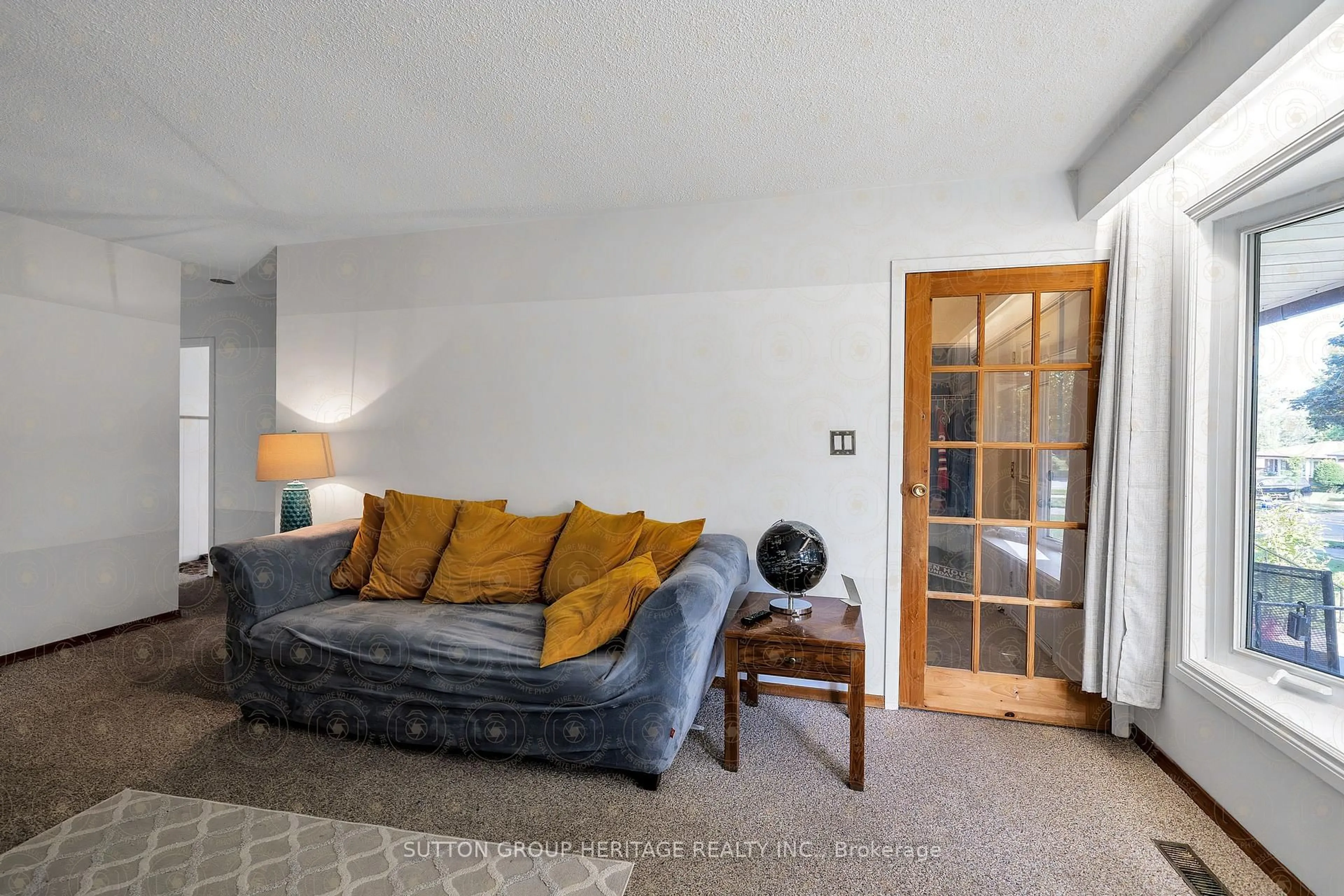 Living room with furniture, carpet floor for 792 Tatra Dr, Oshawa Ontario L1J 6S7