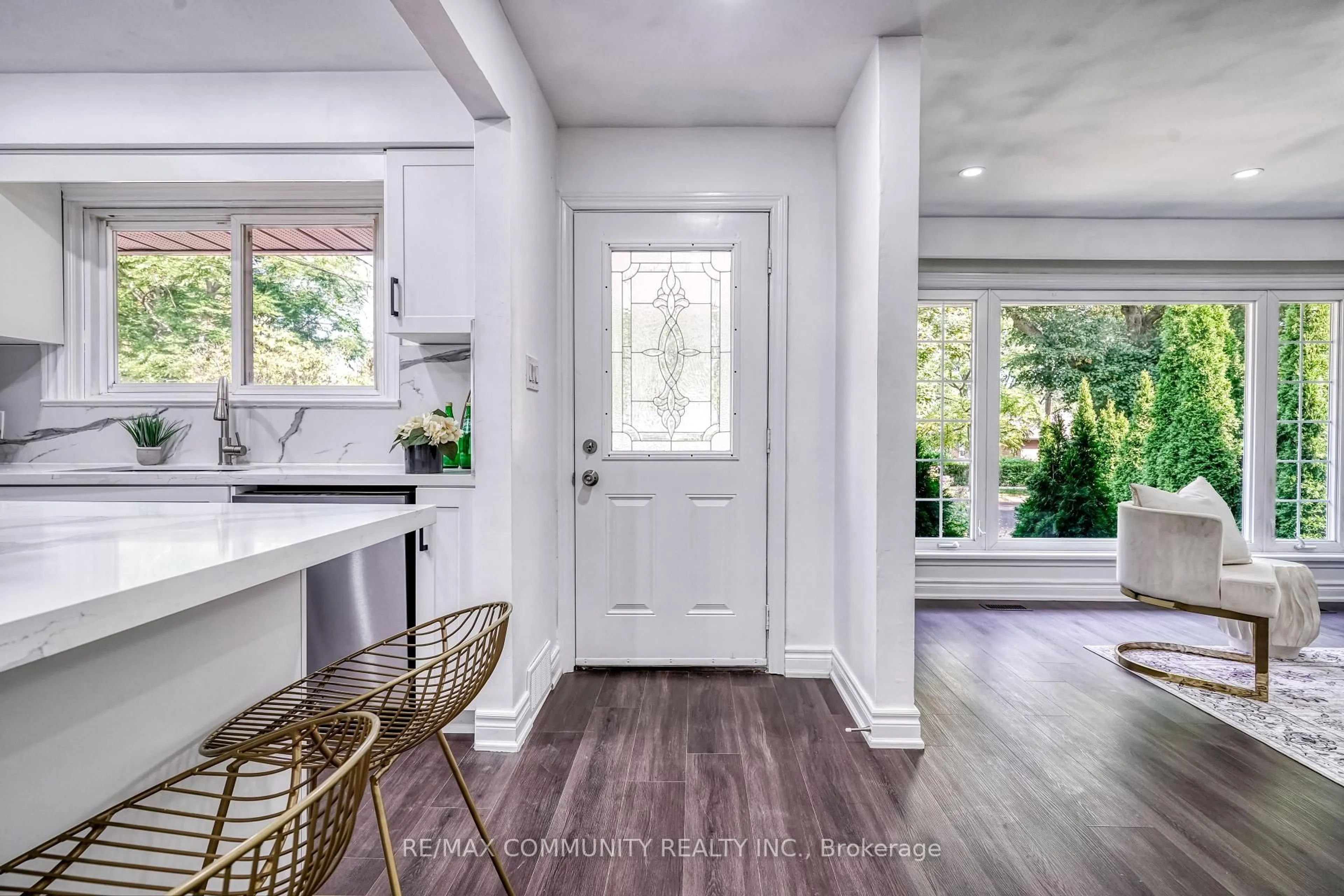 Indoor entryway for 94 Sedgemount Dr, Toronto Ontario M1H 1X7