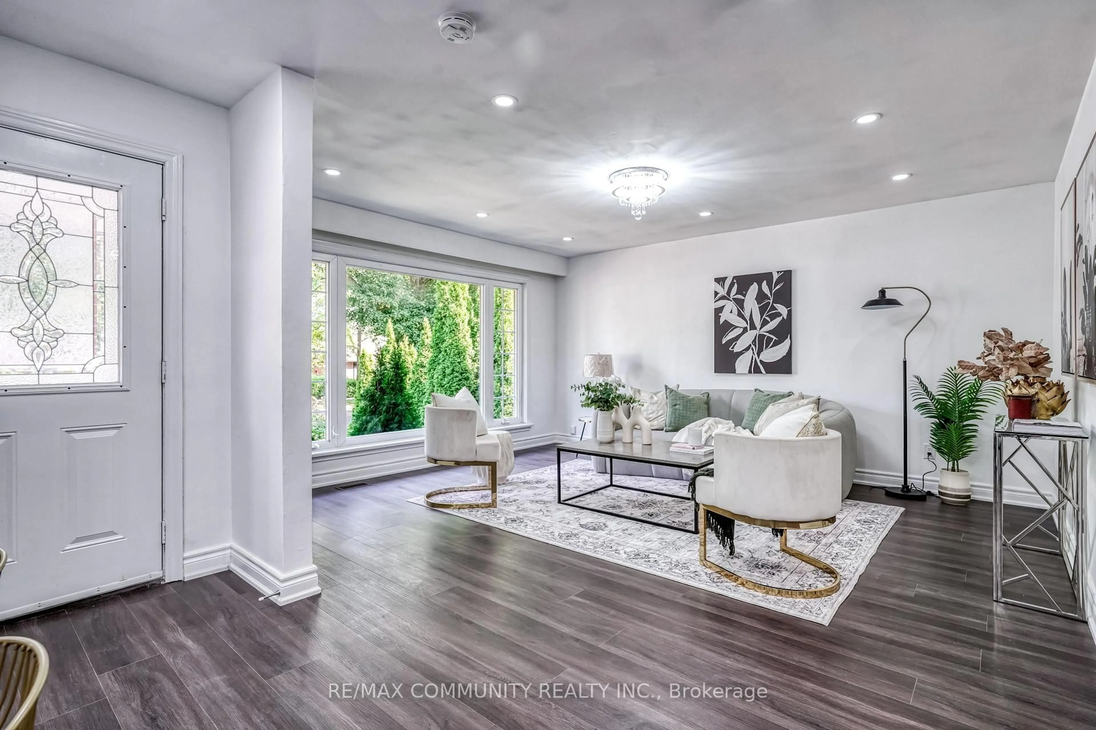 Living room with furniture, unknown for 94 Sedgemount Dr, Toronto Ontario M1H 1X7