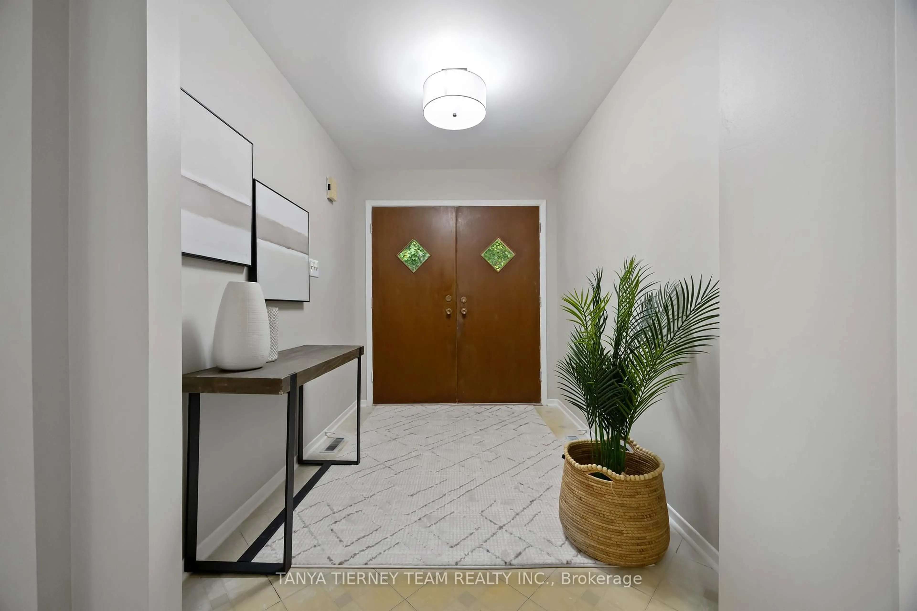 Indoor foyer for 54 Chester Cres, Scugog Ontario L9L 1K7