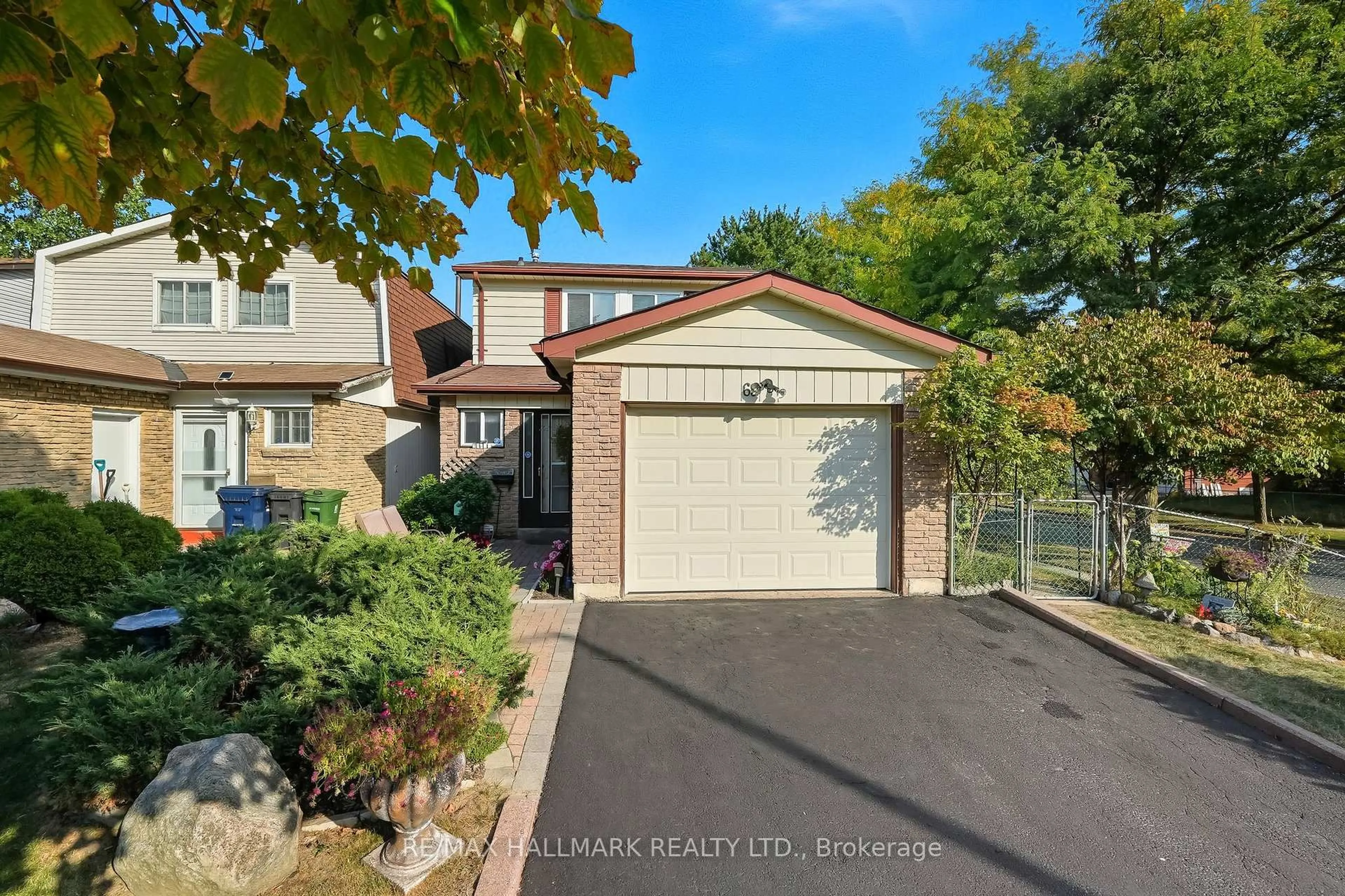 A pic from outside/outdoor area/front of a property/back of a property/a pic from drone, street for 69 White Heather Blvd, Toronto Ontario M1V 1P7