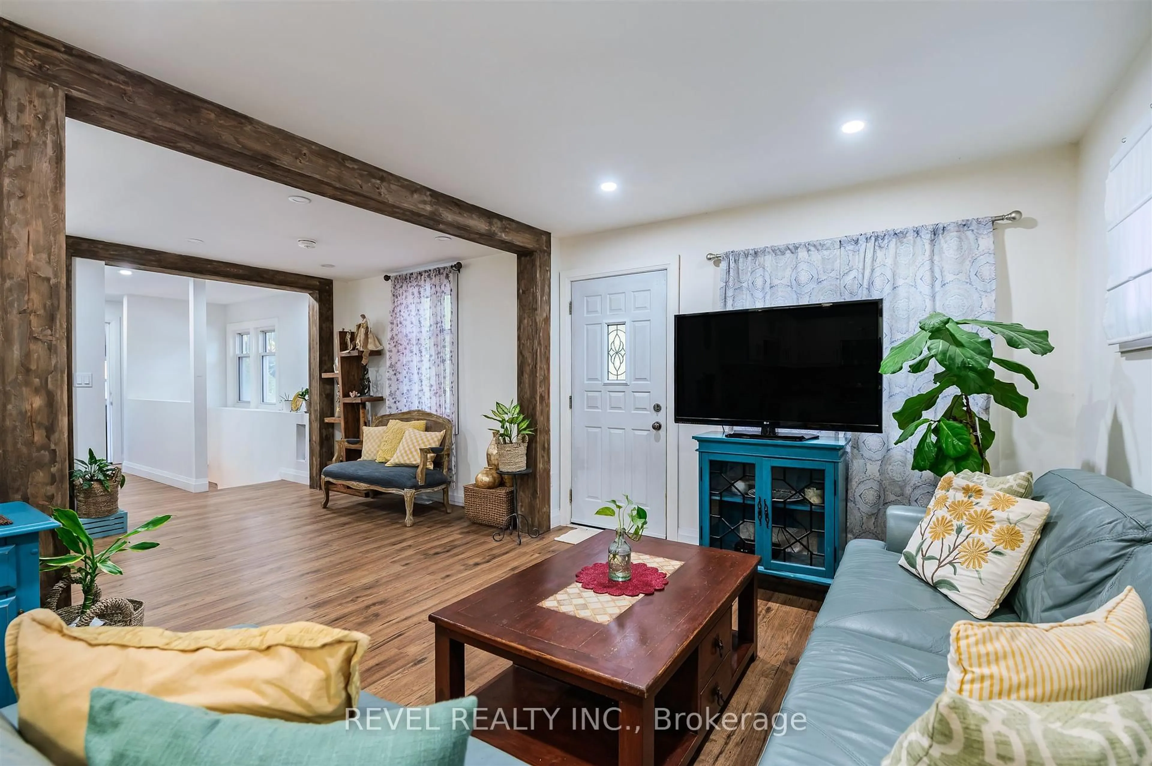Living room with furniture, wood/laminate floor for 829 Athol St, Whitby Ontario L1N 4A1