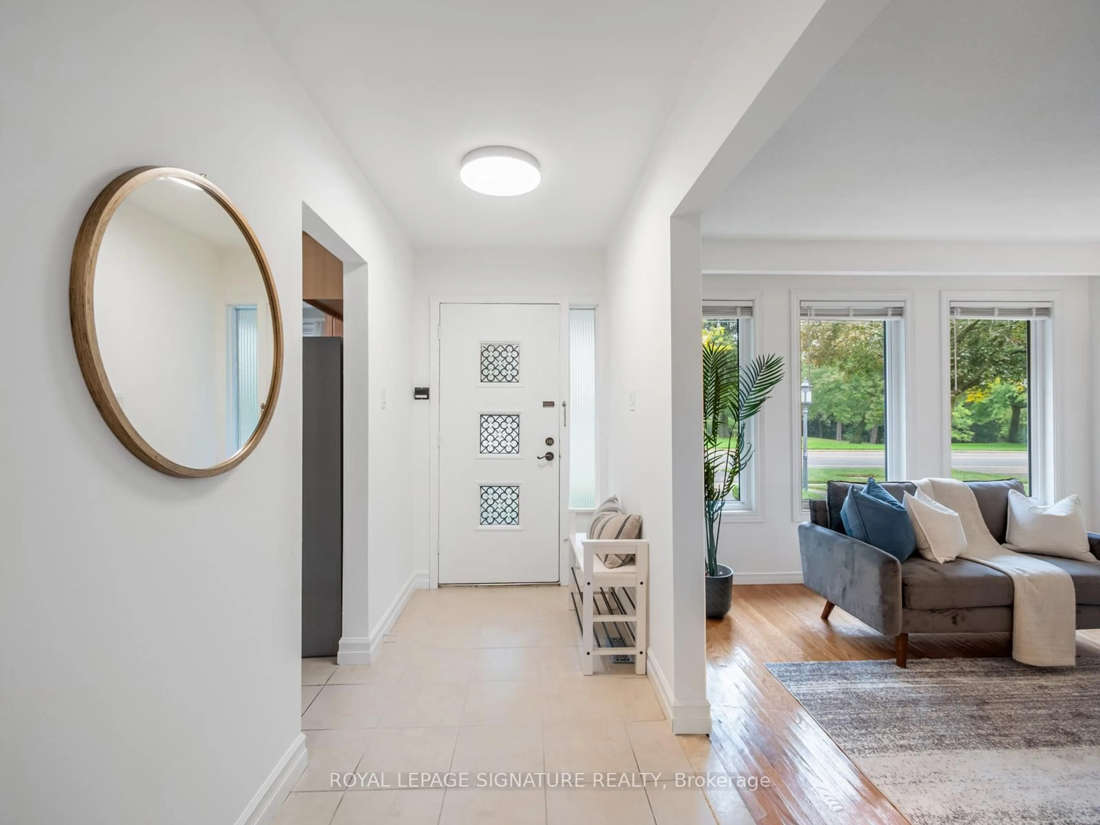 Indoor entryway for 393 Lawson Rd, Toronto Ontario M1C 2J8