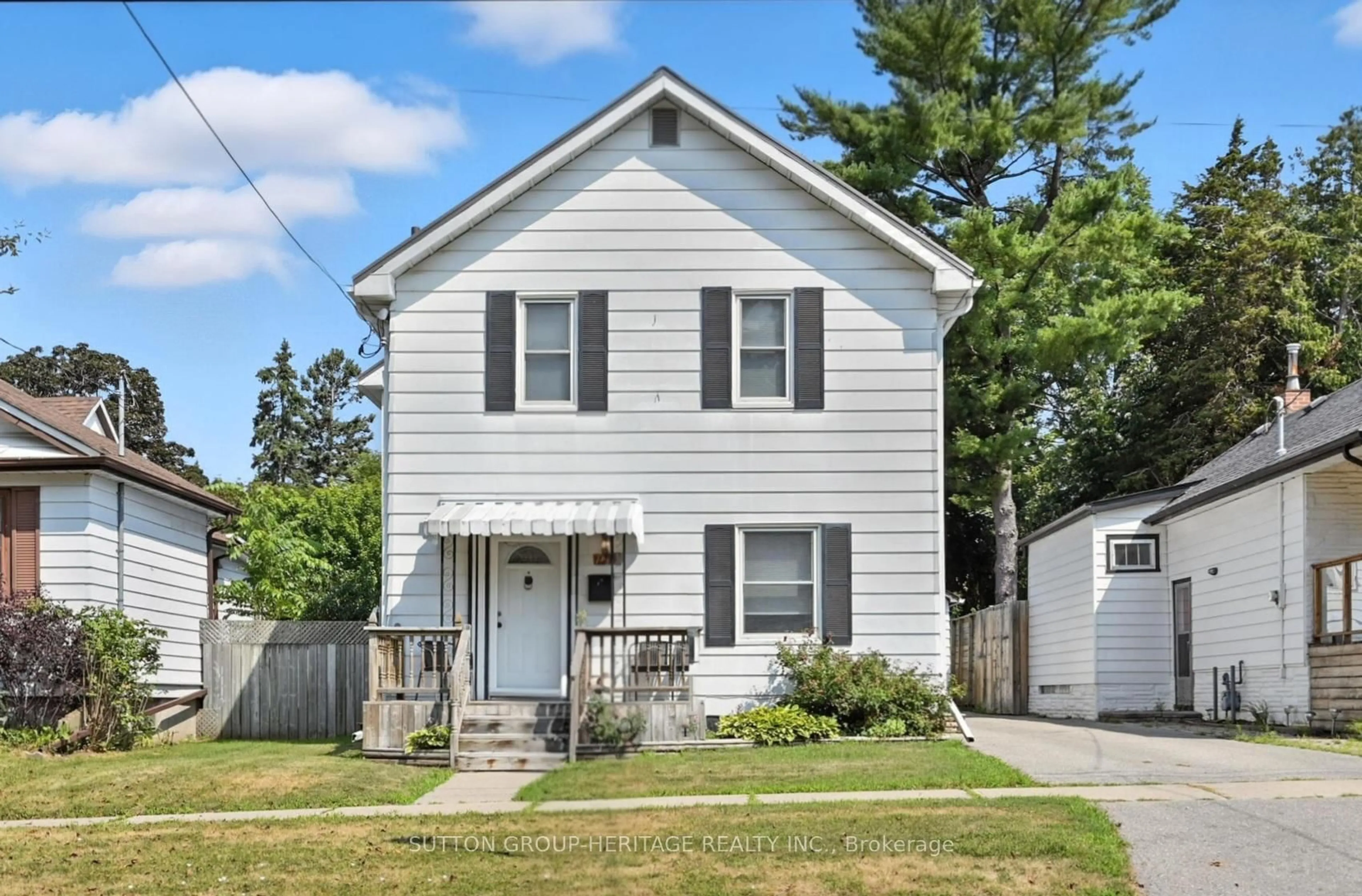 Home with vinyl exterior material, street for 170 Alma St, Oshawa Ontario L1G 2C2