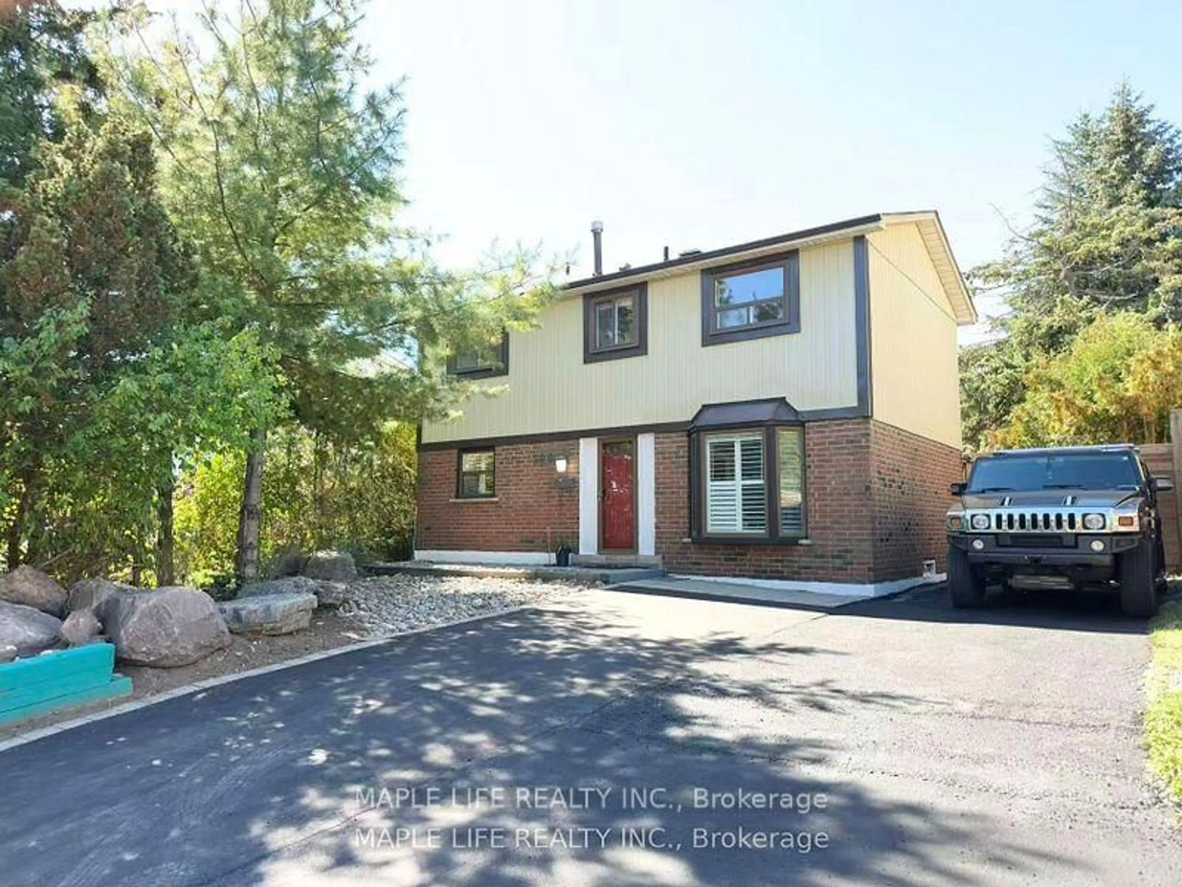 A pic from outside/outdoor area/front of a property/back of a property/a pic from drone, street for 100 Wickson Tr, Toronto Ontario M1B 1P3