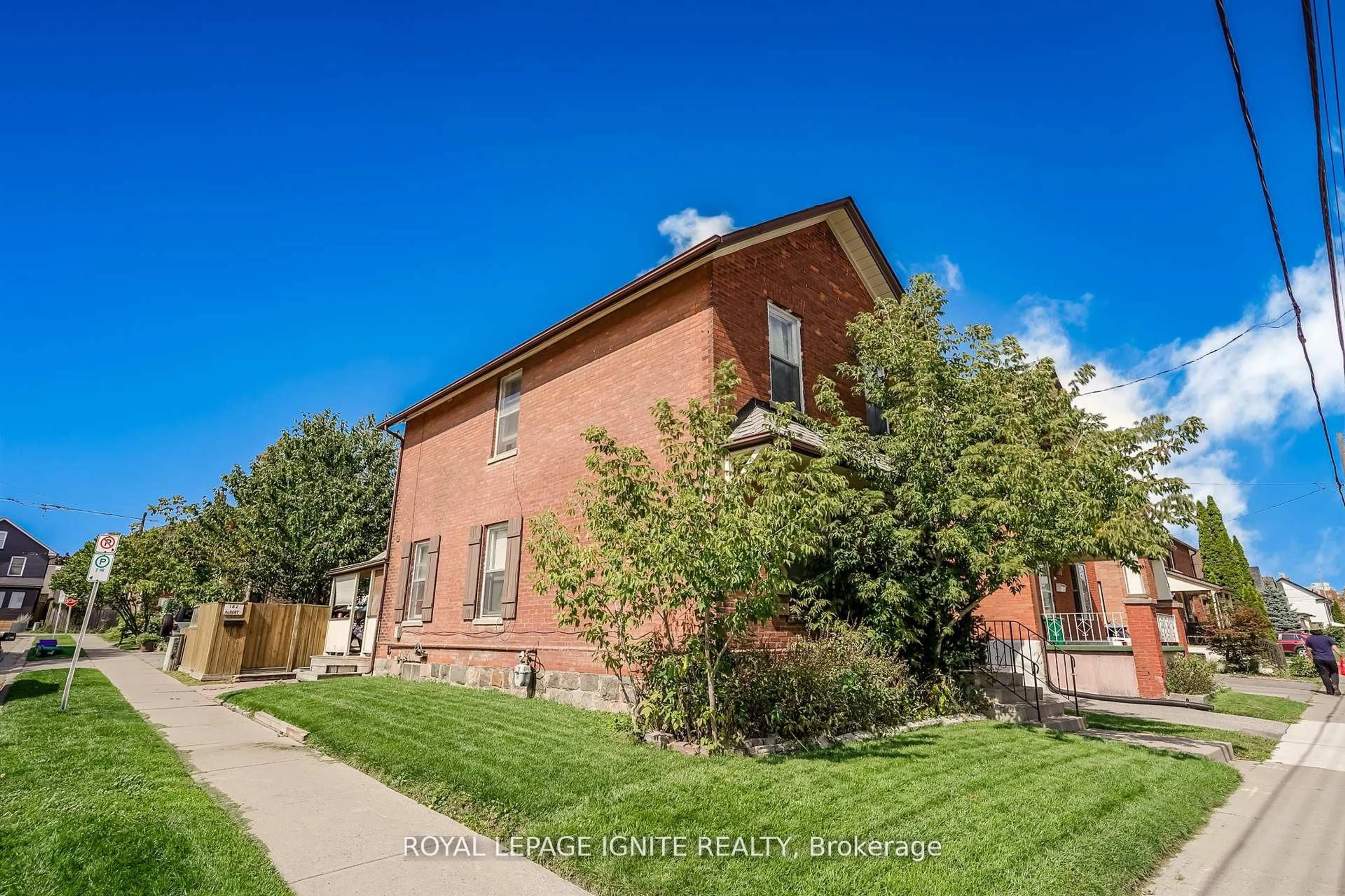 Home with brick exterior material, street for 182 Albert St, Oshawa Ontario L1H 4R2
