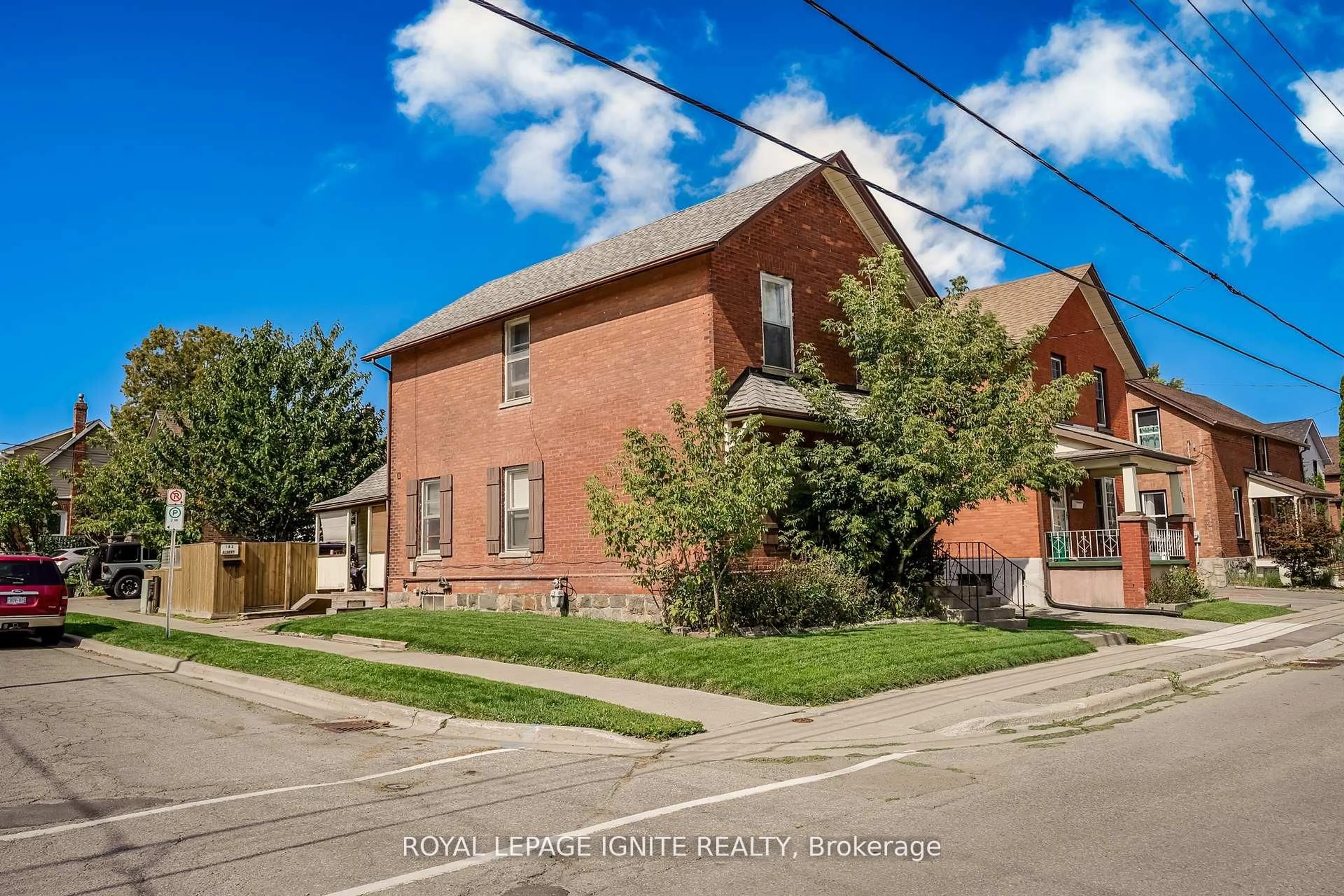 Home with brick exterior material, street for 182 Albert St, Oshawa Ontario L1H 4R2
