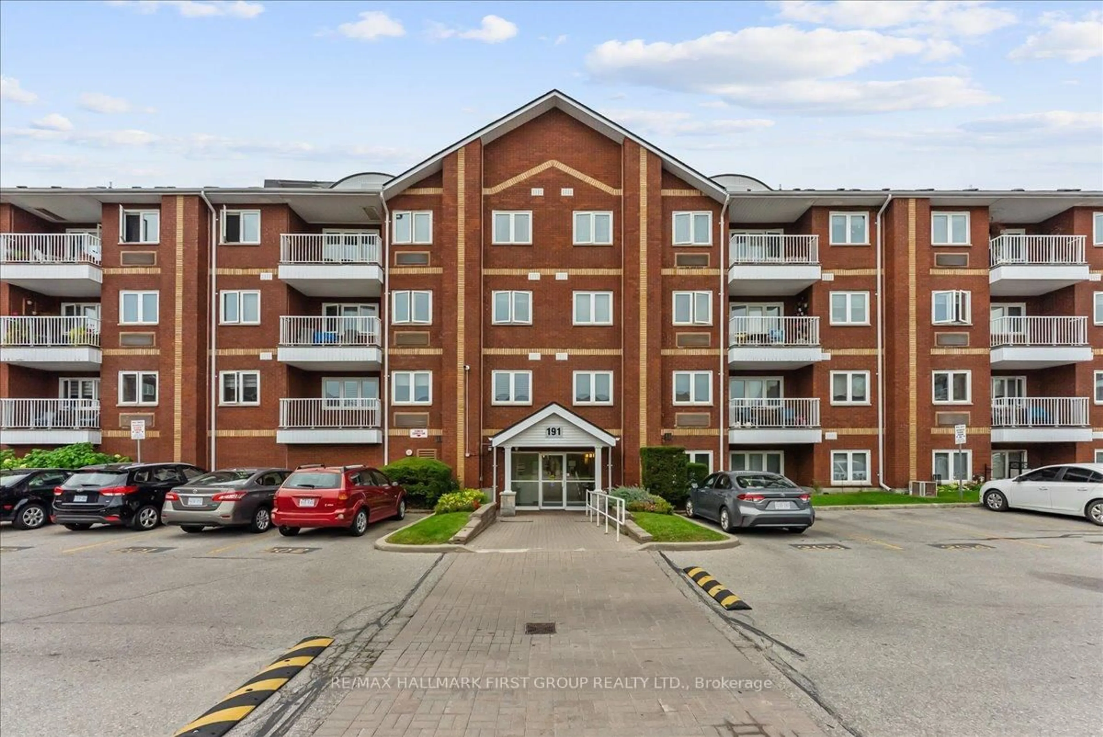 A pic from outside/outdoor area/front of a property/back of a property/a pic from drone, building for 191 Lake Driveway #216, Ajax Ontario L1S 7H9