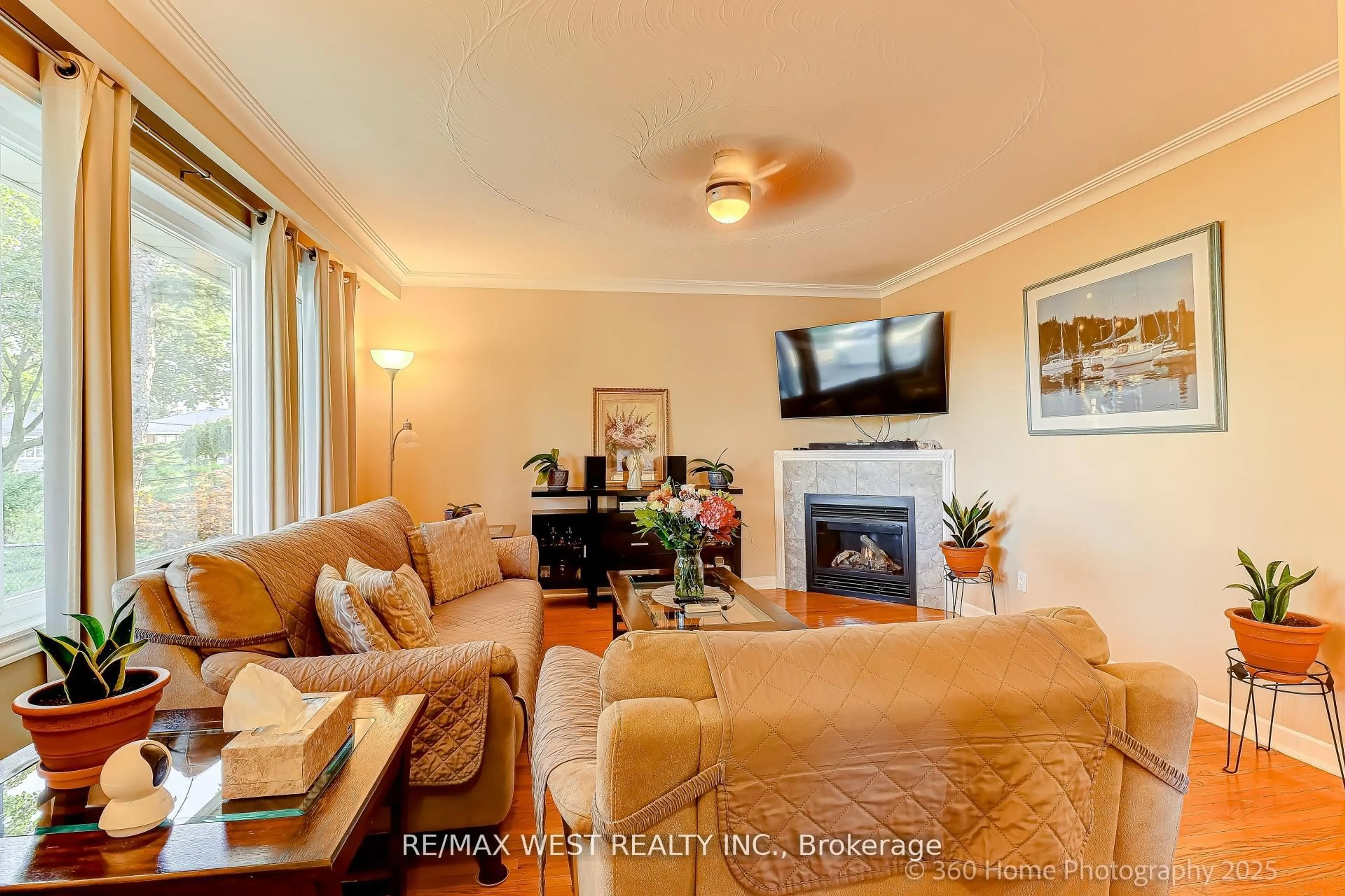 Living room with furniture, unknown for 152 Benjamin Blvd, Toronto Ontario M1K 3P5