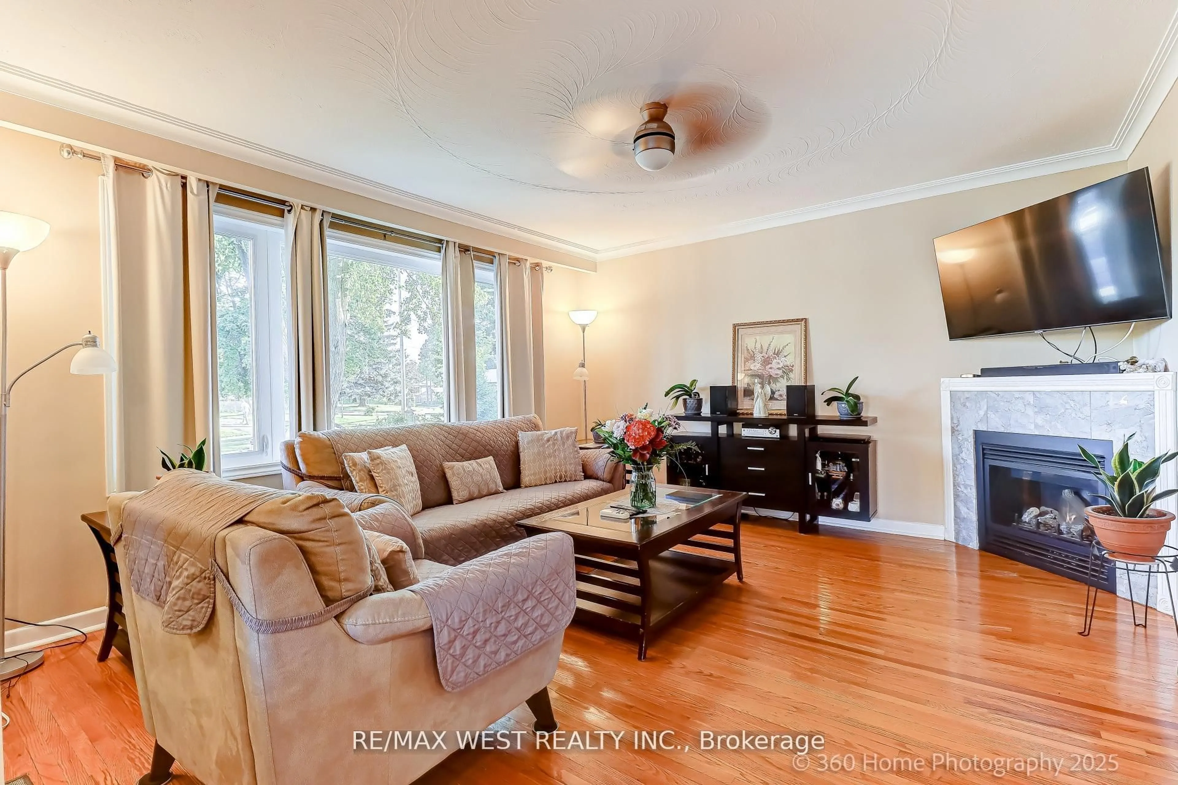 Living room with furniture, wood/laminate floor for 152 Benjamin Blvd, Toronto Ontario M1K 3P5