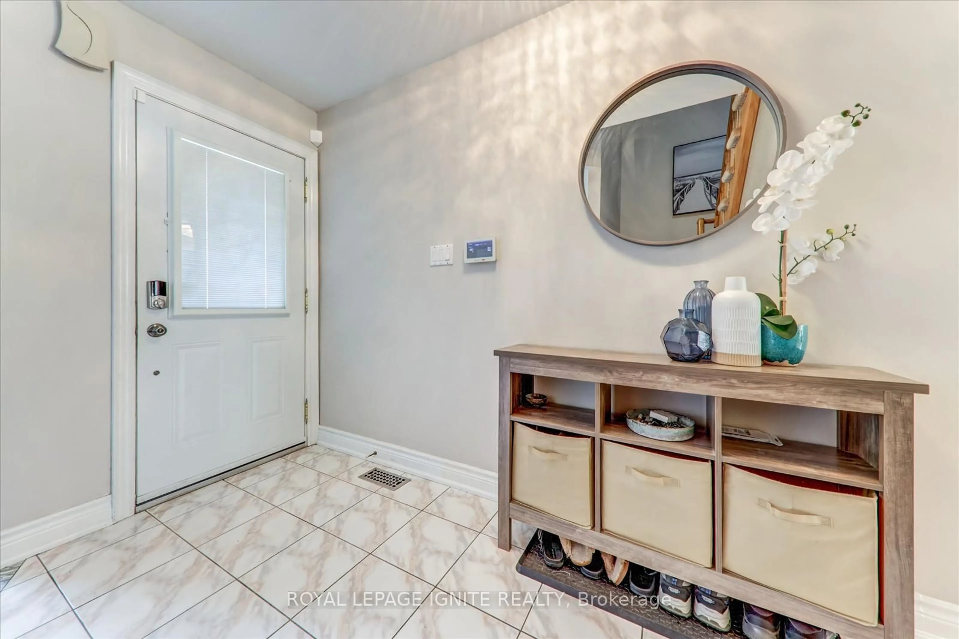 Indoor entryway for 11 Magnum Way, Toronto Ontario M1C 5C3