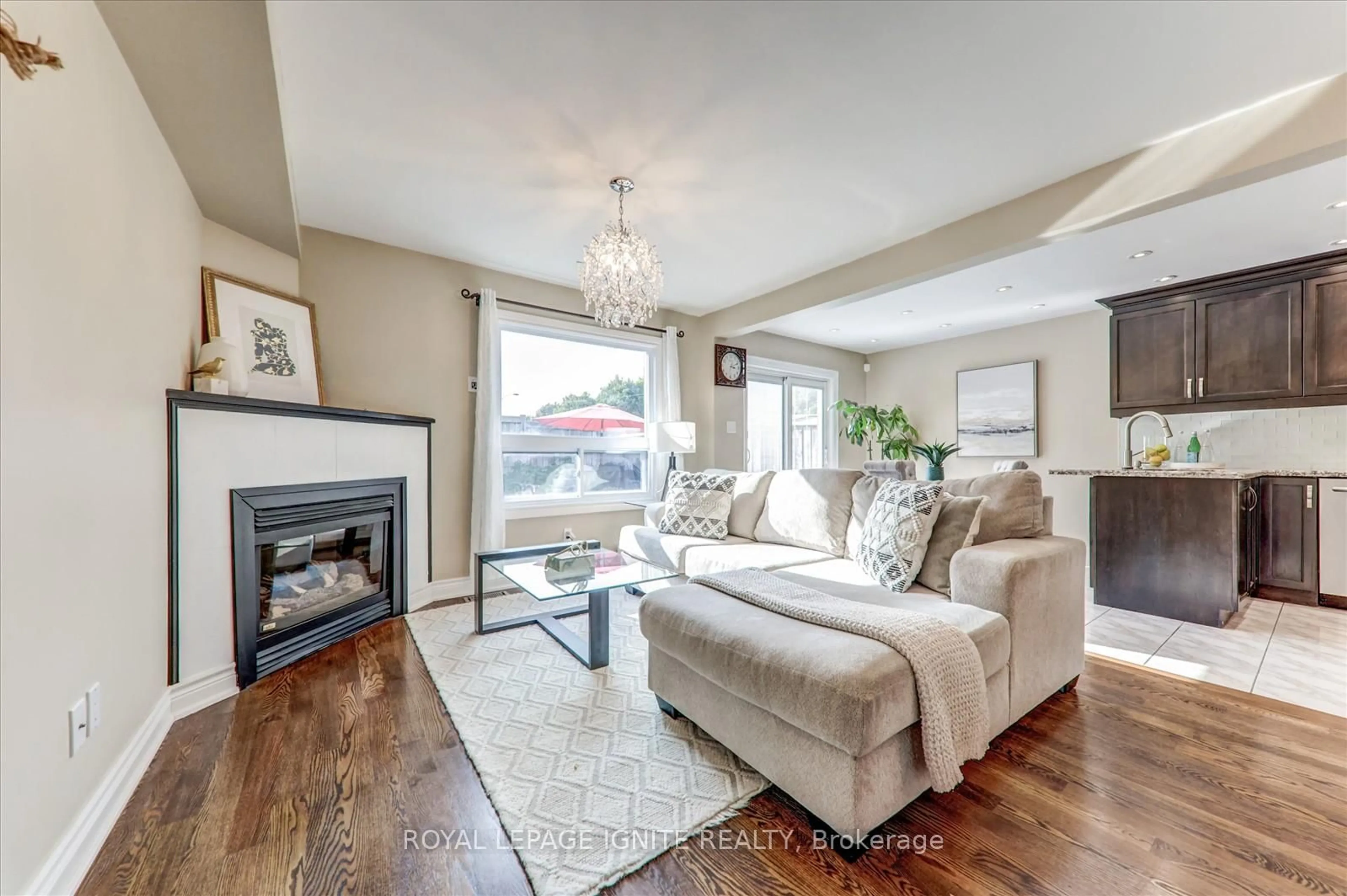 Living room with furniture, wood/laminate floor for 11 Magnum Way, Toronto Ontario M1C 5C3