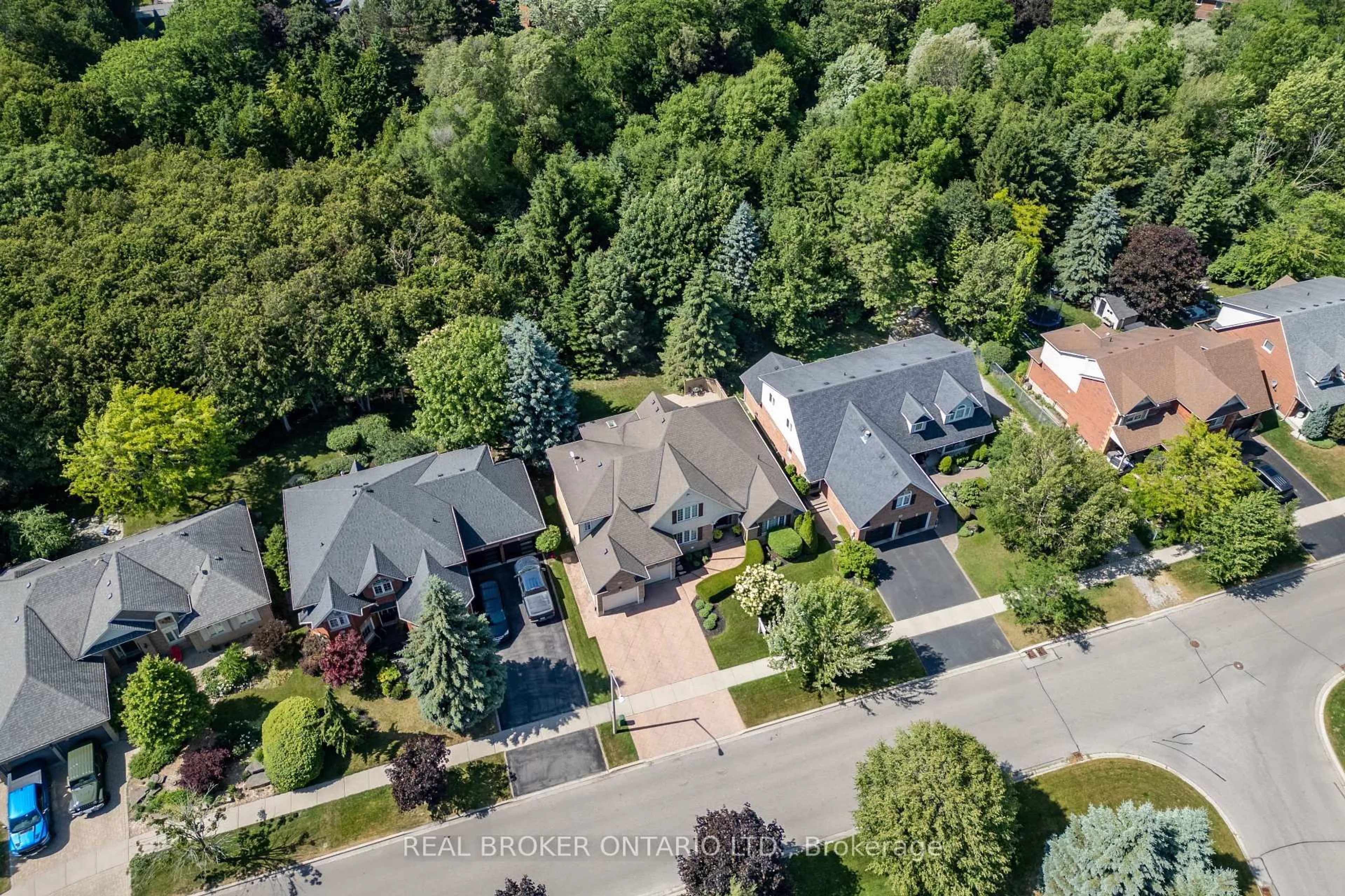 A pic from outside/outdoor area/front of a property/back of a property/a pic from drone, street for 24 Worthington Dr, Clarington Ontario L1E 3A4