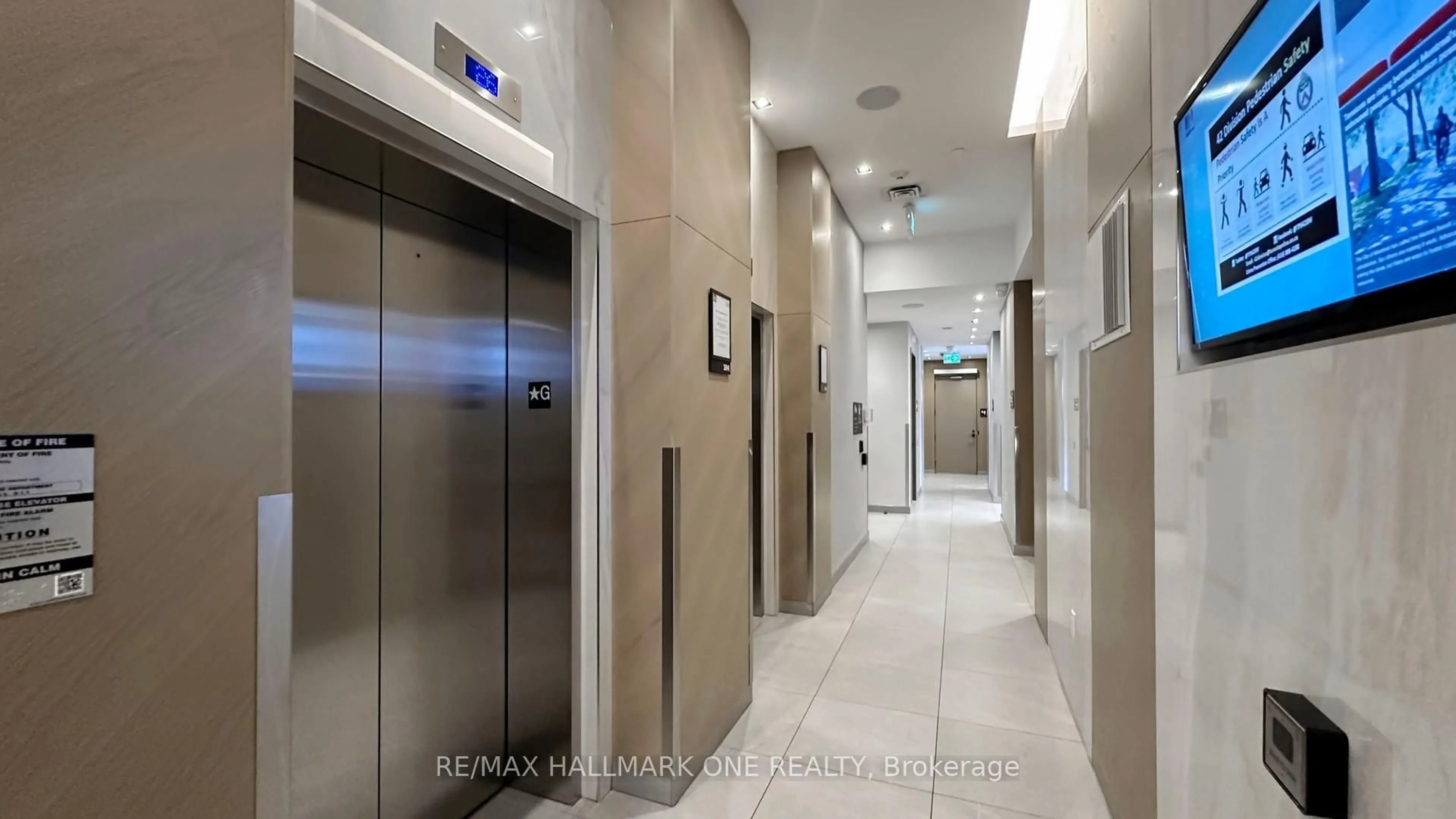 Indoor foyer for 225 Village Green Sq #1801, Toronto Ontario M1S 0N4