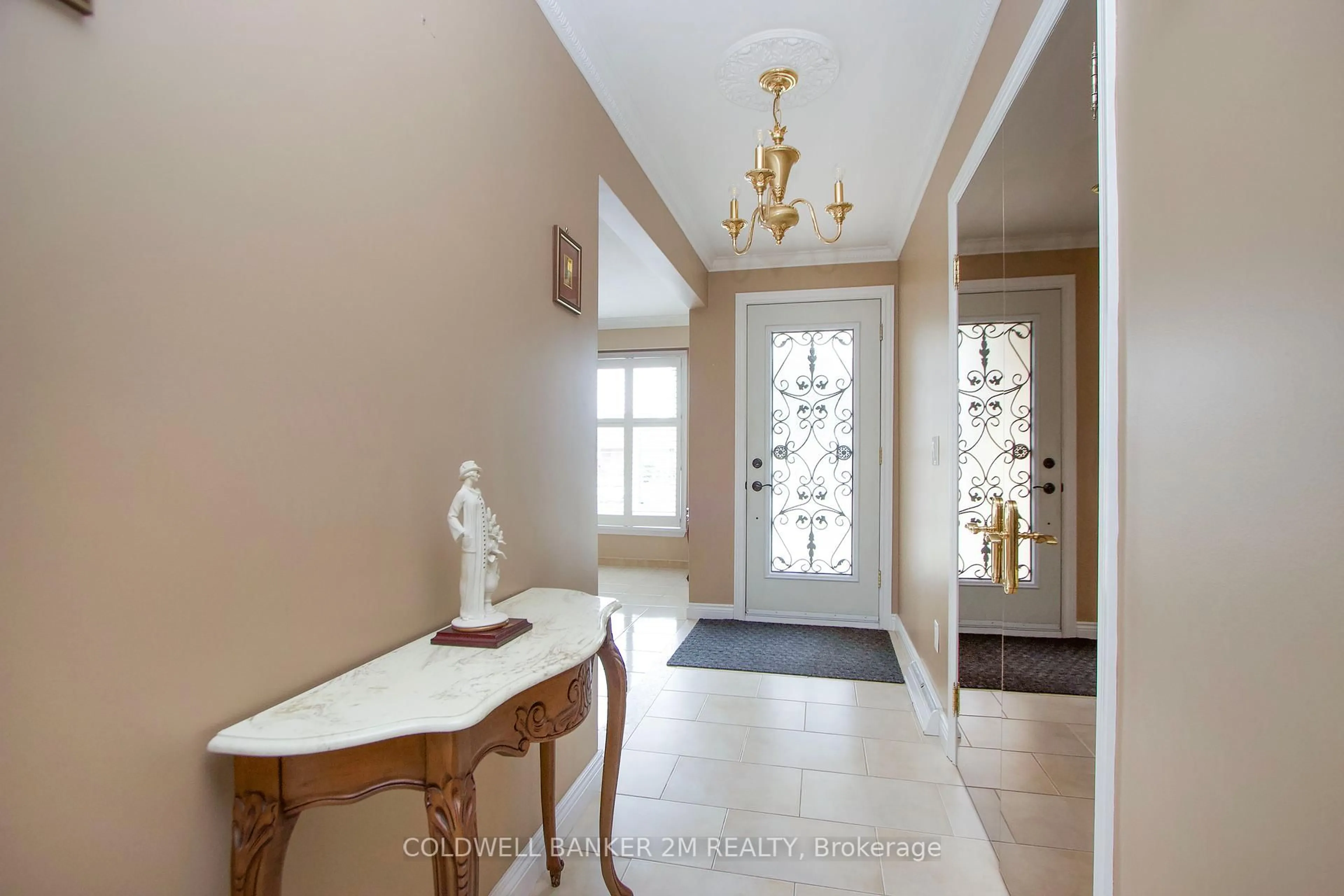 Indoor foyer for 624 Gibbons St, Oshawa Ontario L1J 4Z8