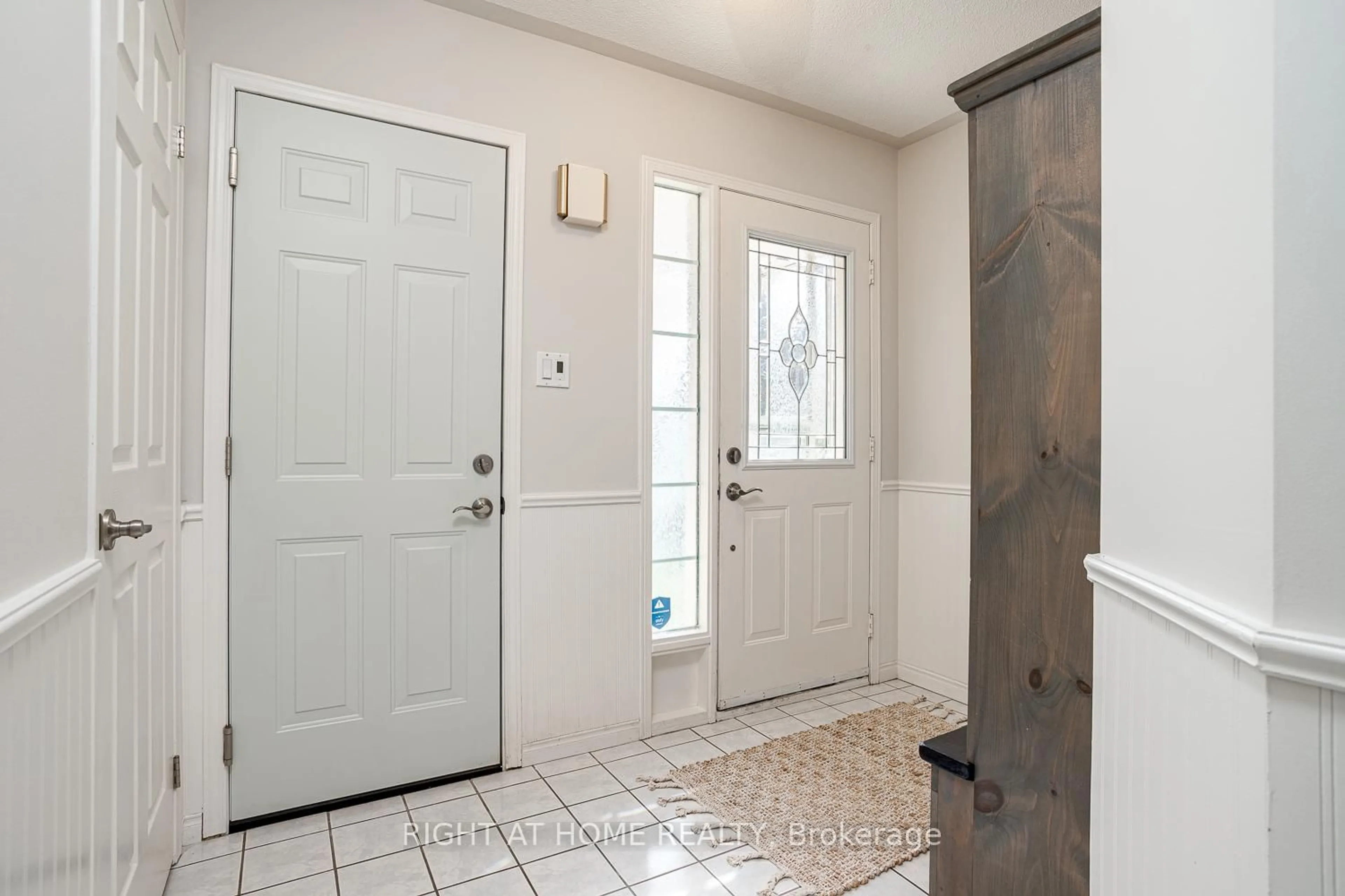 Indoor entryway for 41 Steele Valley Crt, Whitby Ontario L1R 2M3