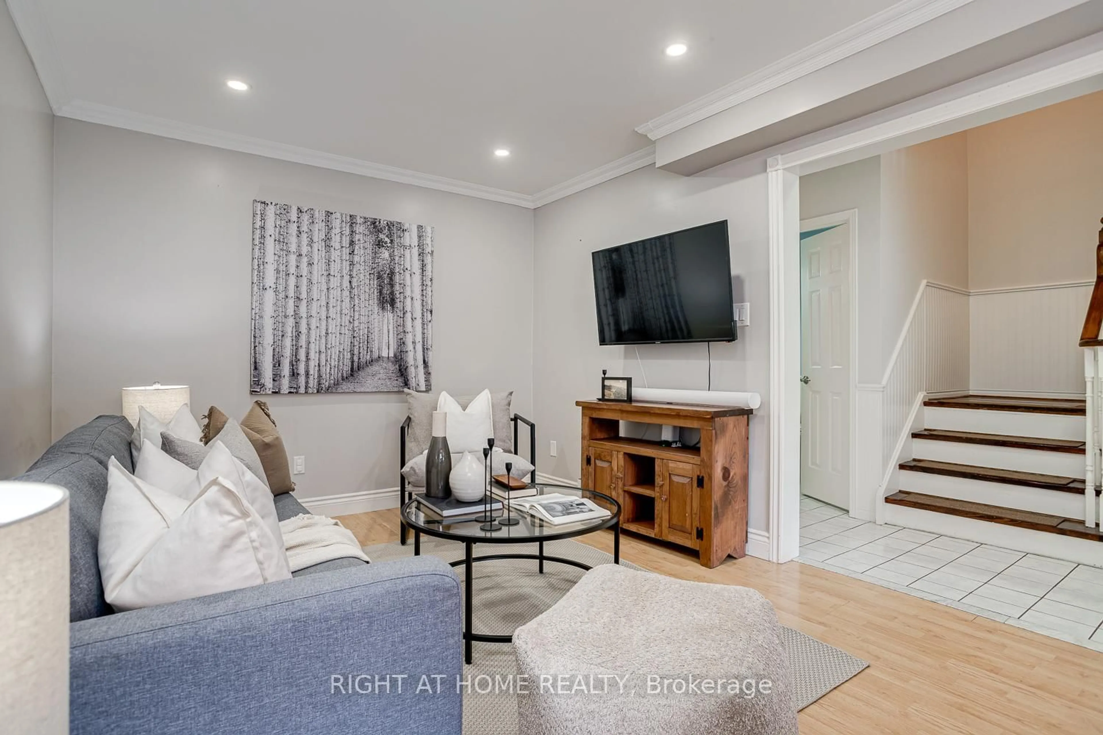 Living room with furniture, unknown for 41 Steele Valley Crt, Whitby Ontario L1R 2M3