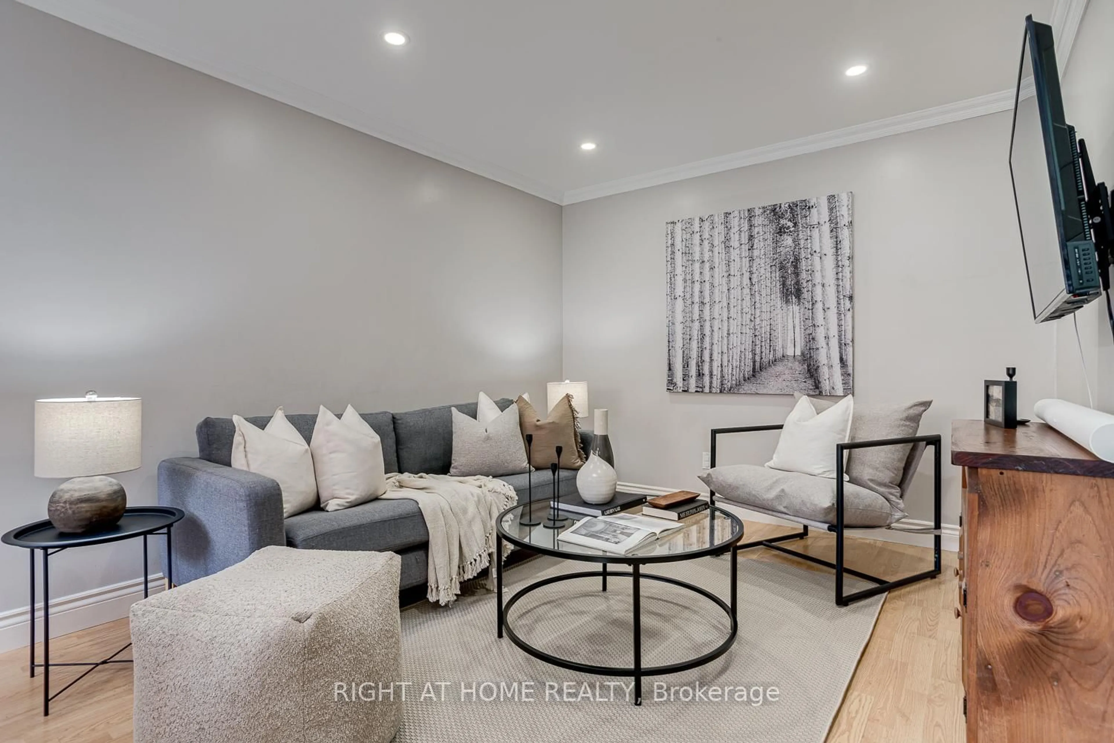 Living room with furniture, unknown for 41 Steele Valley Crt, Whitby Ontario L1R 2M3