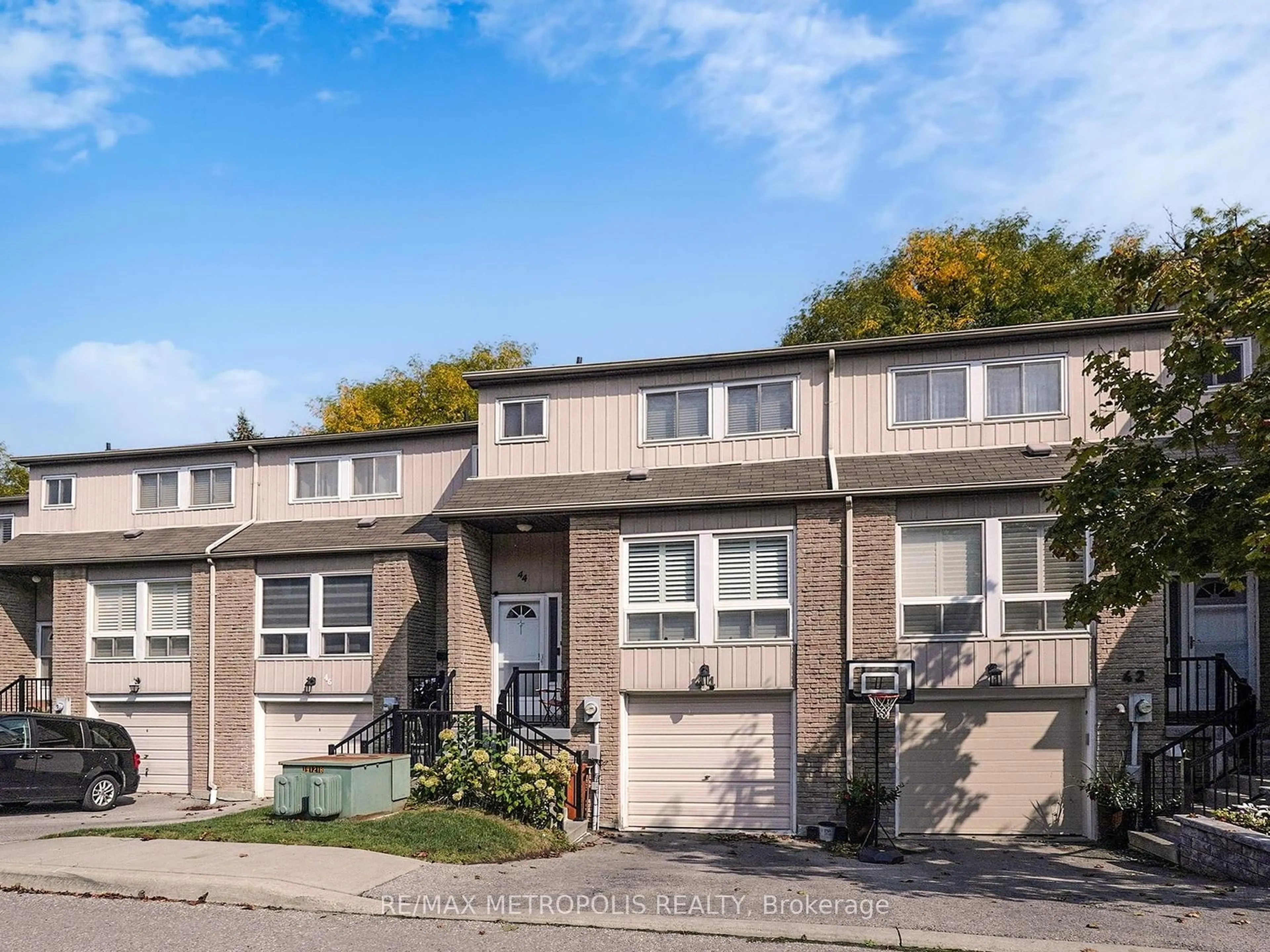 Home with vinyl exterior material, street for 44 Willows Lane #4040, Ajax Ontario L1S 6E8