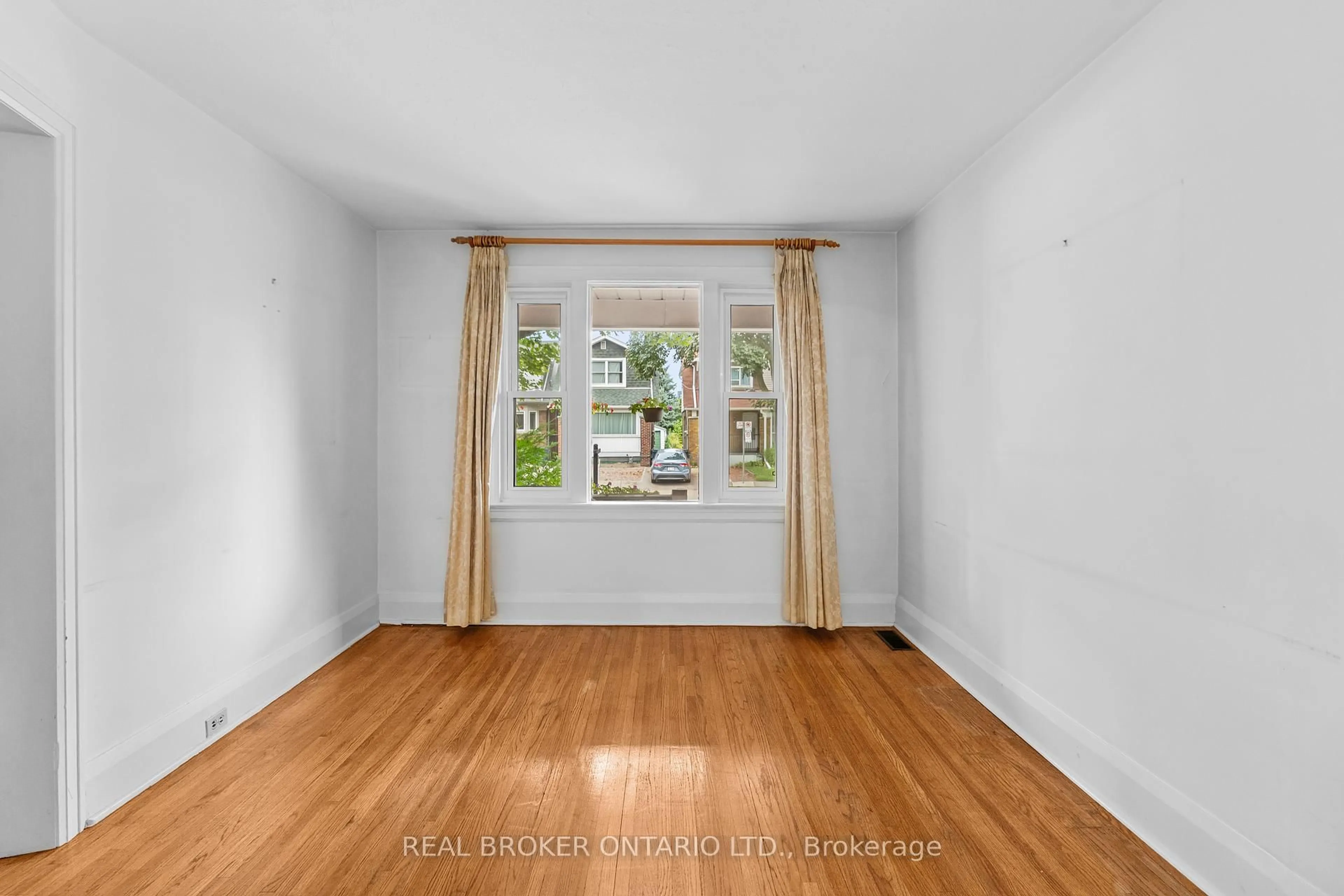A pic of a room for 47 Mortimer Ave, Toronto Ontario M4K 1Z9