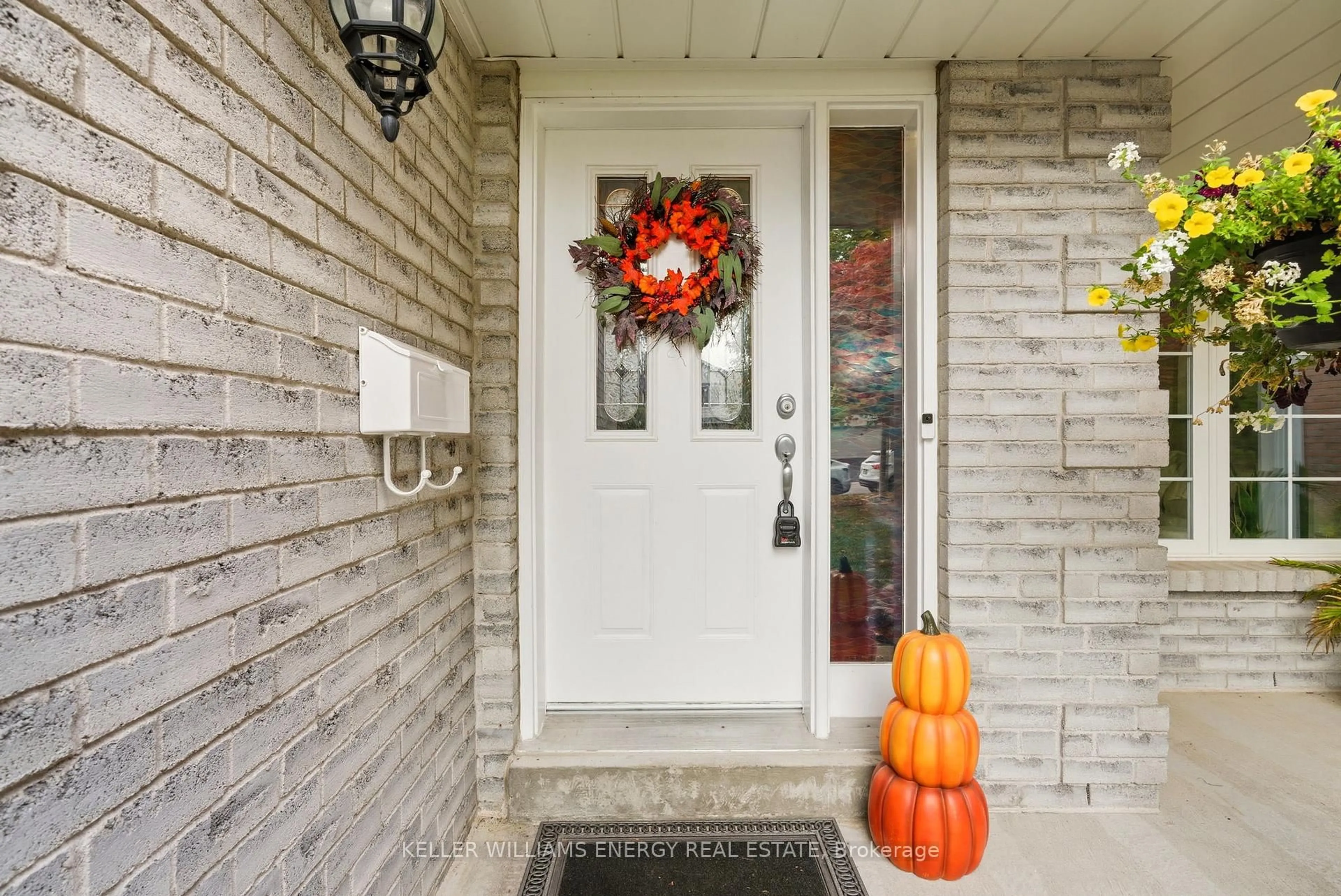 Indoor entryway for 450 Safari Dr, Oshawa Ontario L1K 1B6