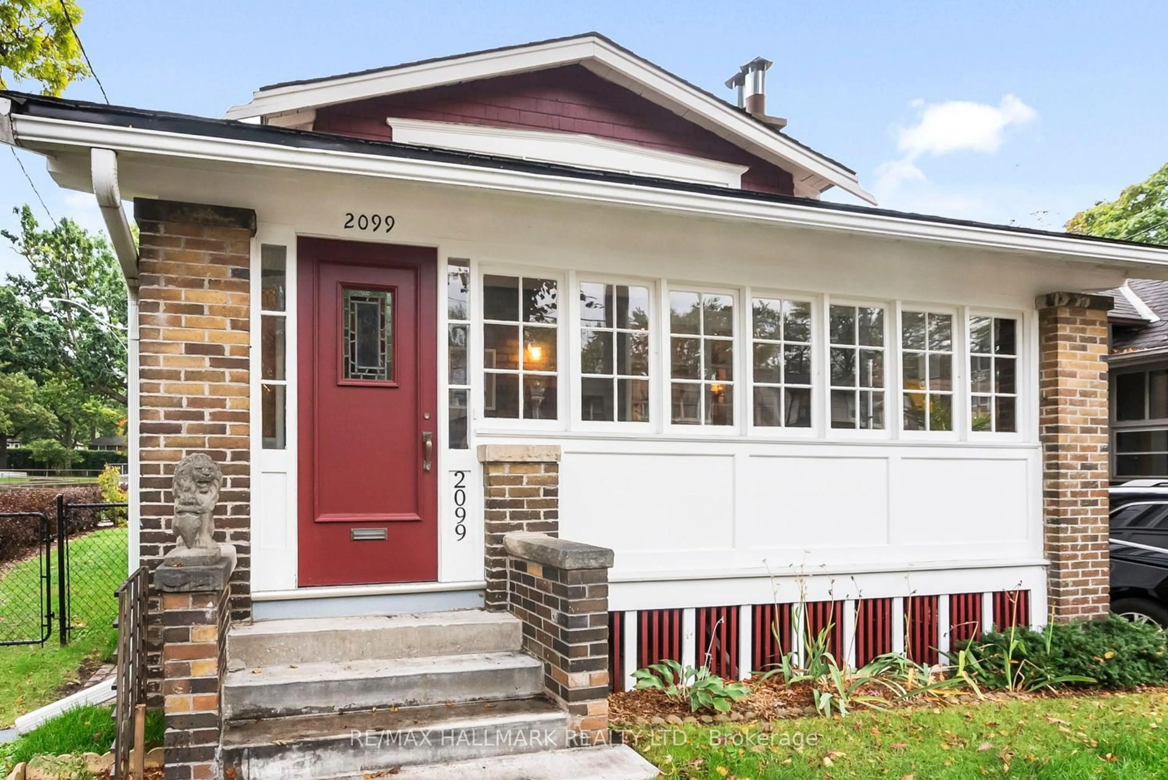 Home with vinyl exterior material, street for 2099 Gerrard St, Toronto Ontario M4E 2B9