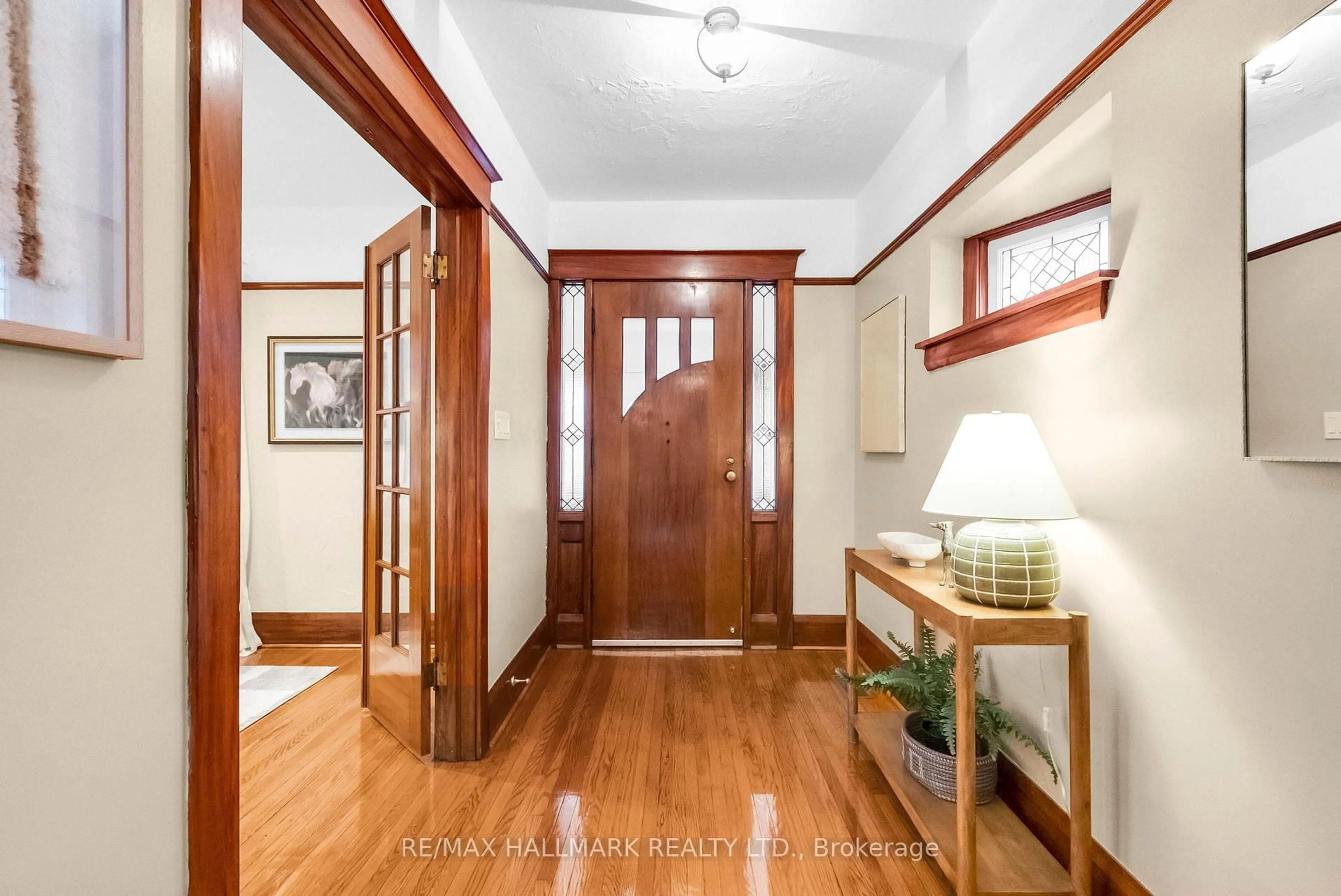 Indoor entryway for 2099 Gerrard St, Toronto Ontario M4E 2B9