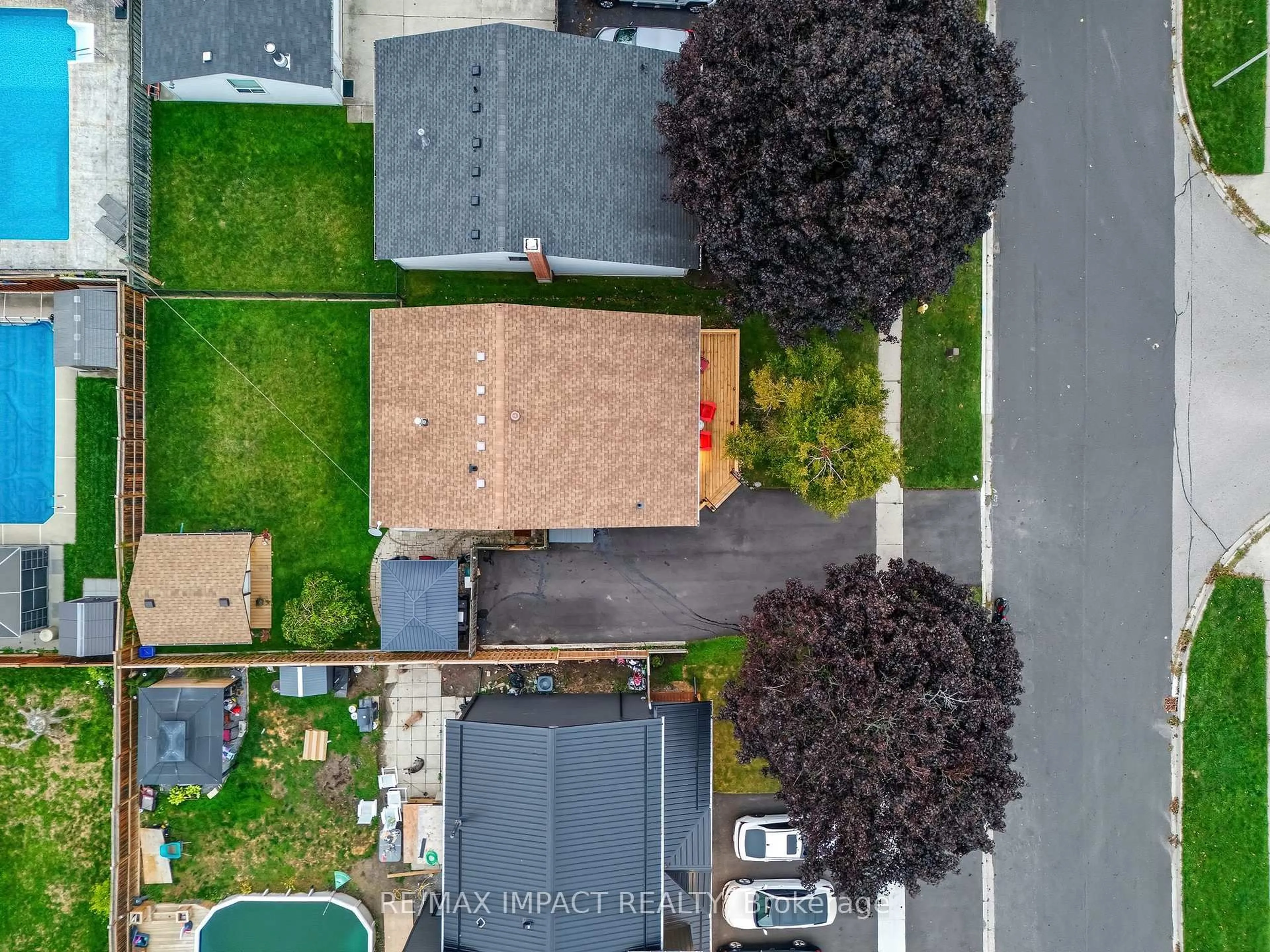 A pic from outside/outdoor area/front of a property/back of a property/a pic from drone, street for 25 Roser Cres, Clarington Ontario L1C 3N7