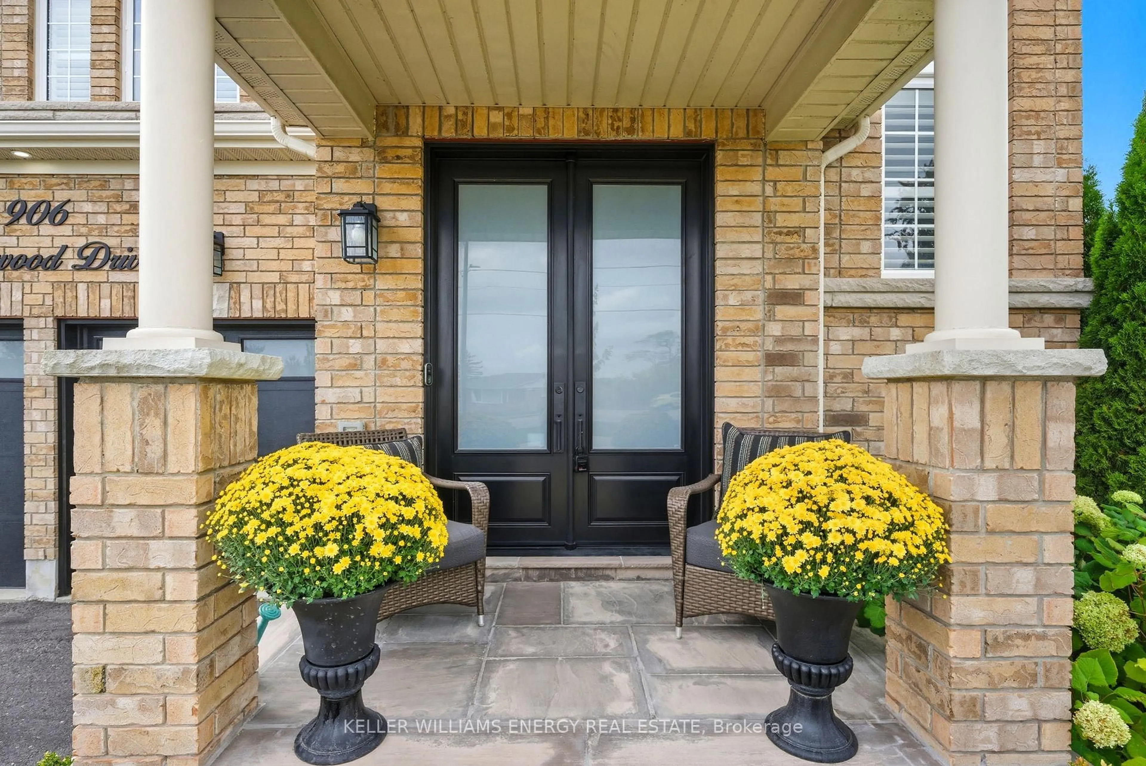 Indoor entryway for 906 Wrenwood Dr, Oshawa Ontario L1K 0W1