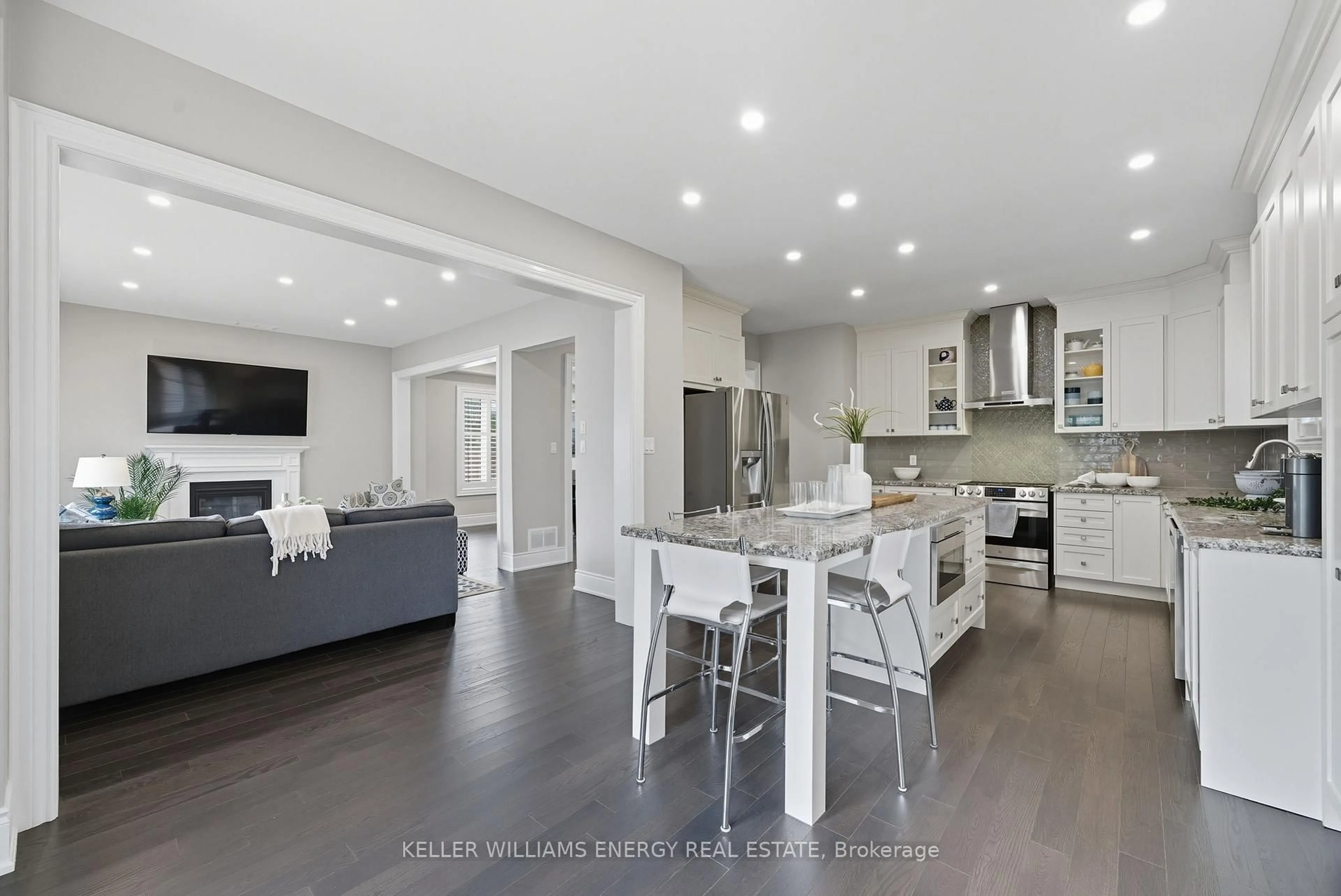 Open concept kitchen, ceramic/tile floor for 906 Wrenwood Dr, Oshawa Ontario L1K 0W1