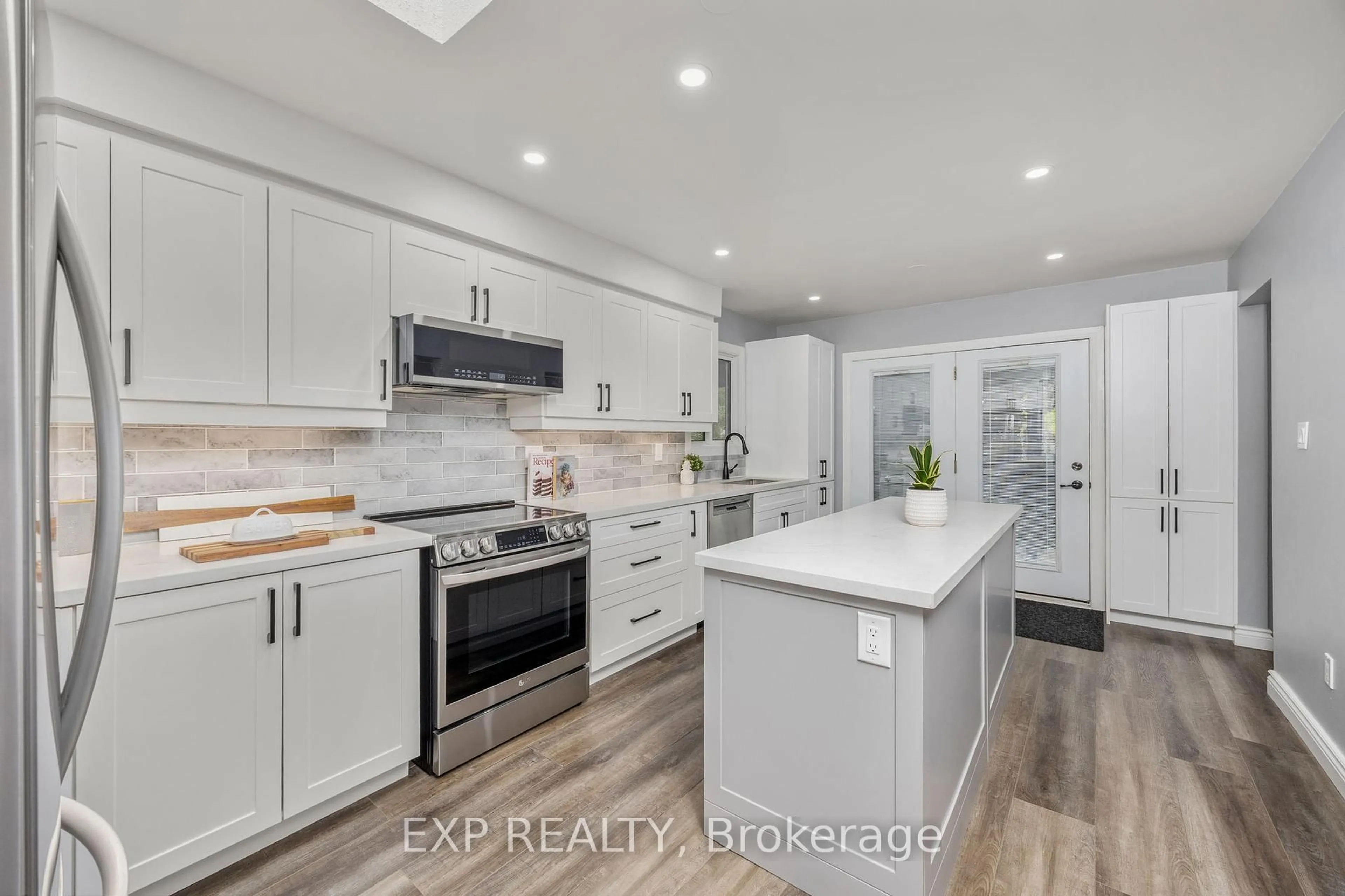 Contemporary kitchen, ceramic/tile floor for 3 Dale Park Dr, Clarington Ontario L1E 1H2