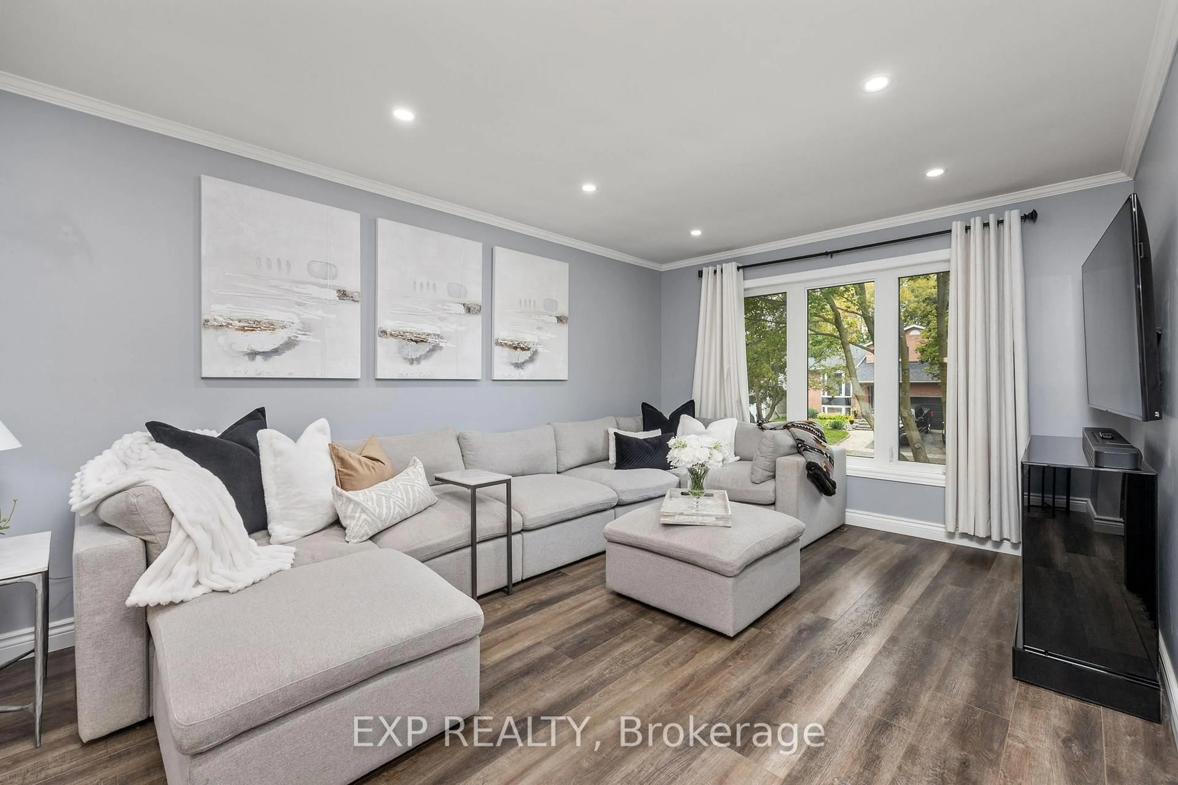 Living room with furniture, unknown for 3 Dale Park Dr, Clarington Ontario L1E 1H2