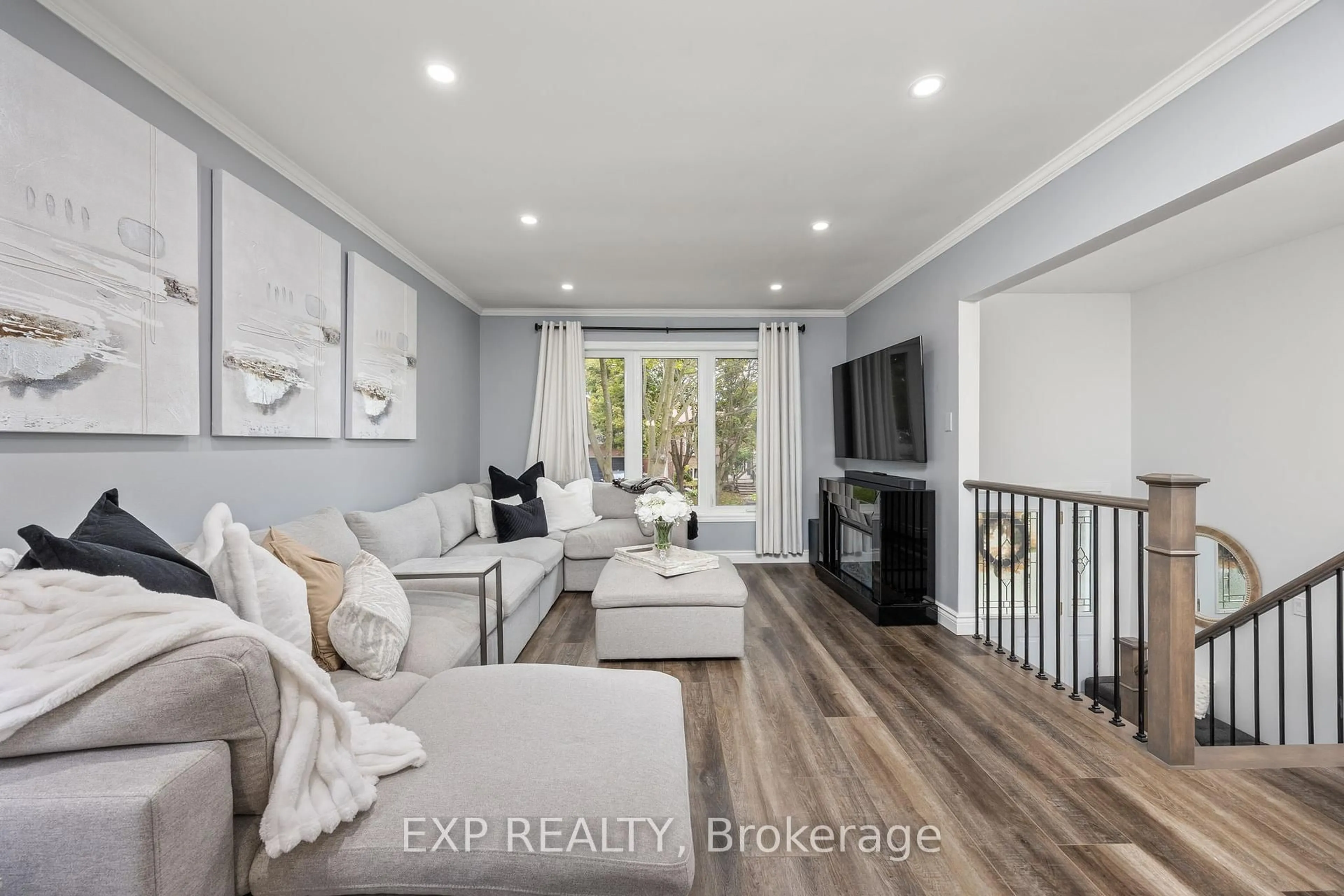 Living room with furniture, unknown for 3 Dale Park Dr, Clarington Ontario L1E 1H2