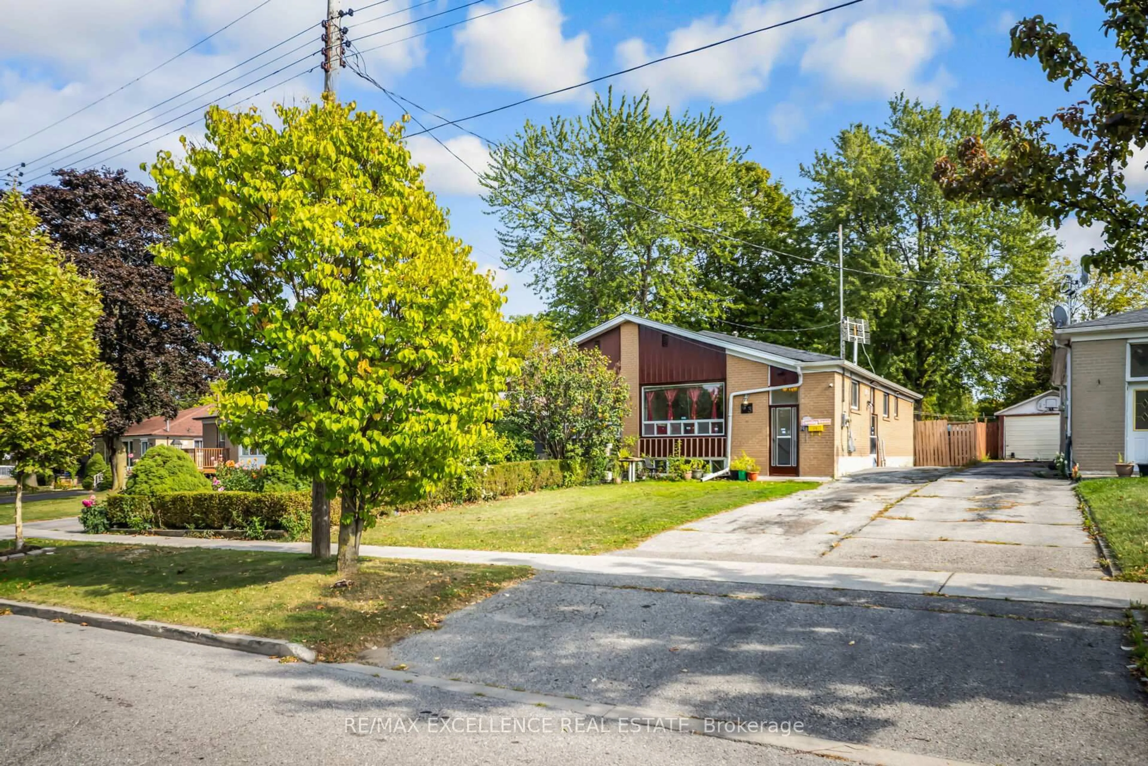 A pic from outside/outdoor area/front of a property/back of a property/a pic from drone, street for 43 Porchester Dr, Toronto Ontario M1J 2R4
