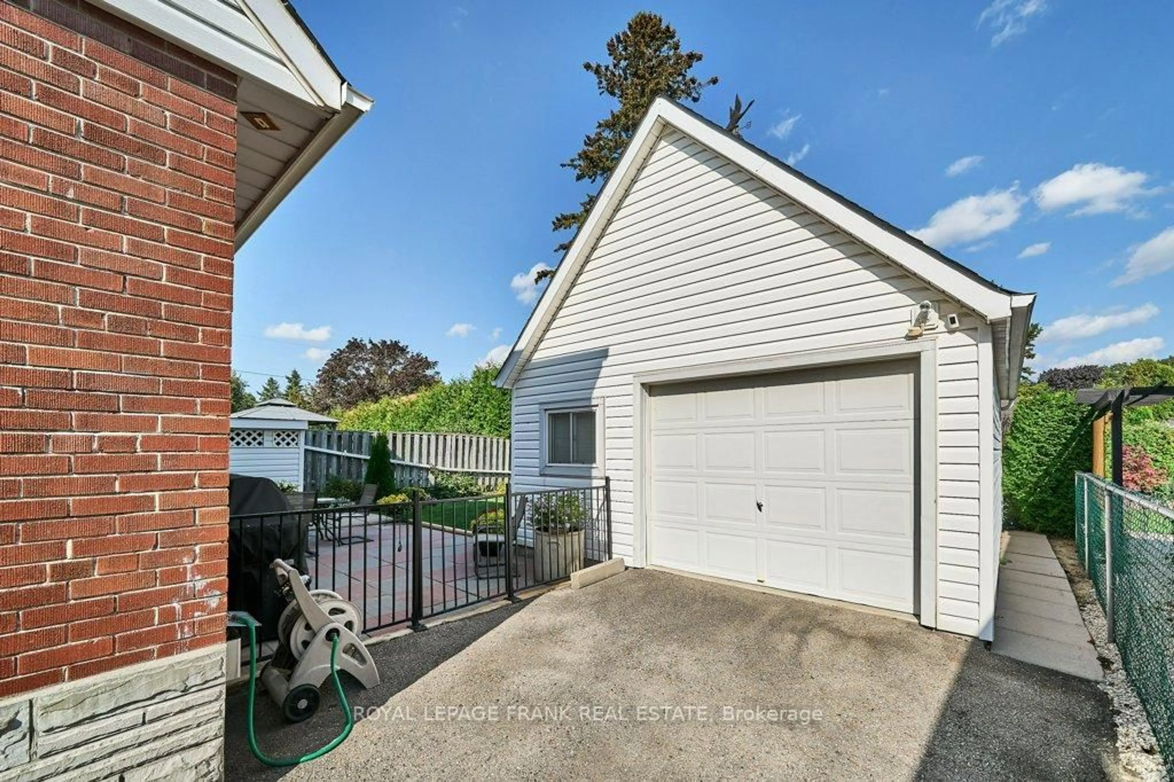 A pic from outside/outdoor area/front of a property/back of a property/a pic from drone, street for 483 Nipigon St, Oshawa Ontario L1J 4P6