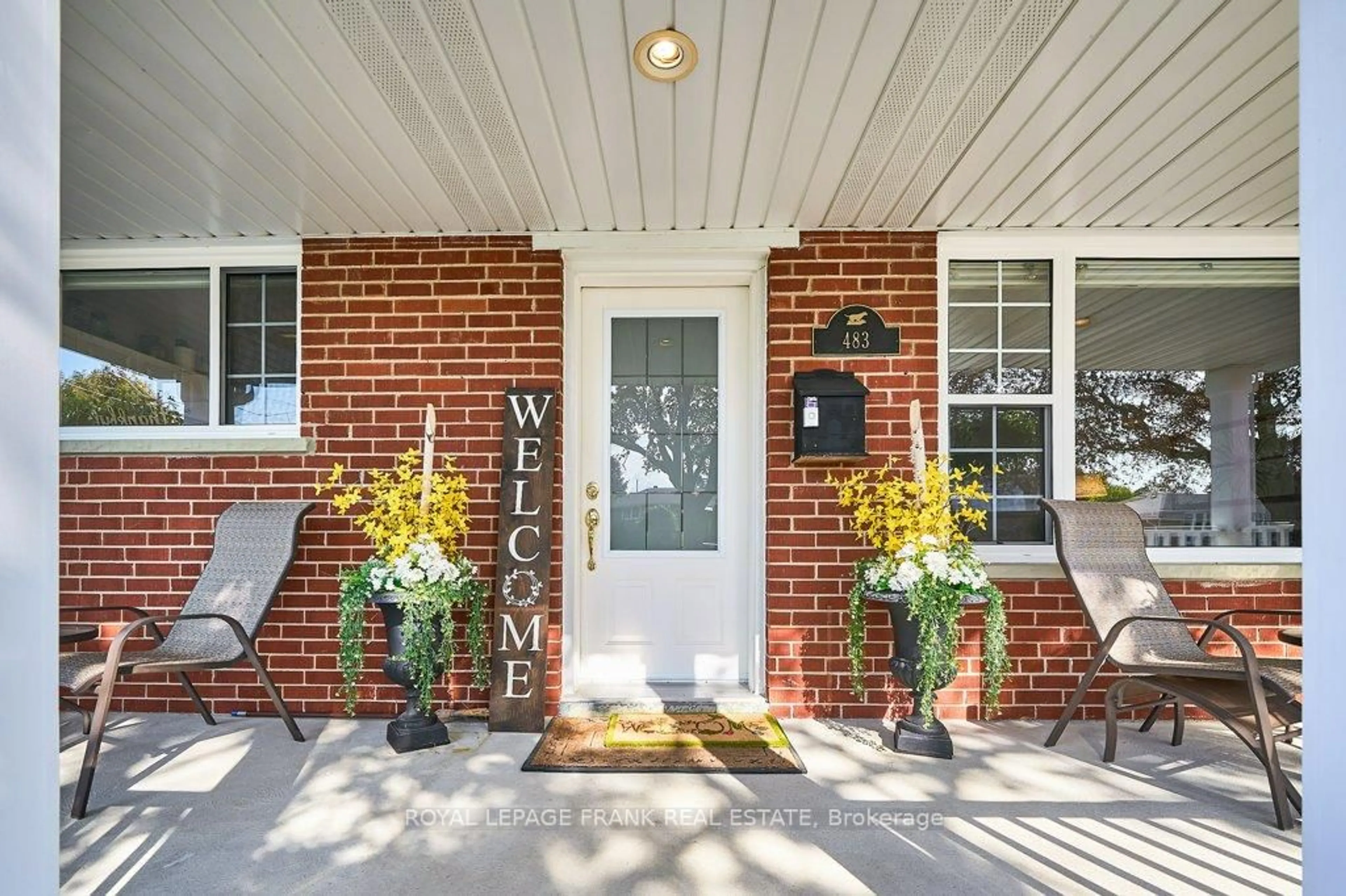 Indoor entryway for 483 Nipigon St, Oshawa Ontario L1J 4P6