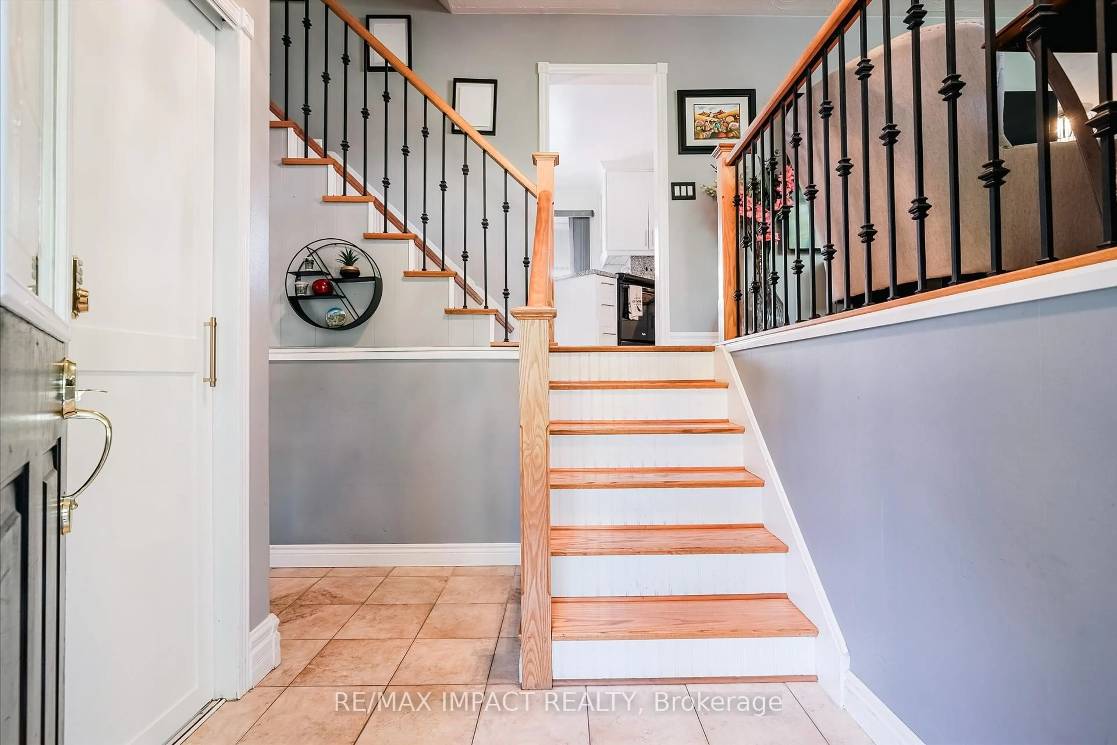 Indoor entryway for 415 Jane Ave, Oshawa Ontario L1J 3L6
