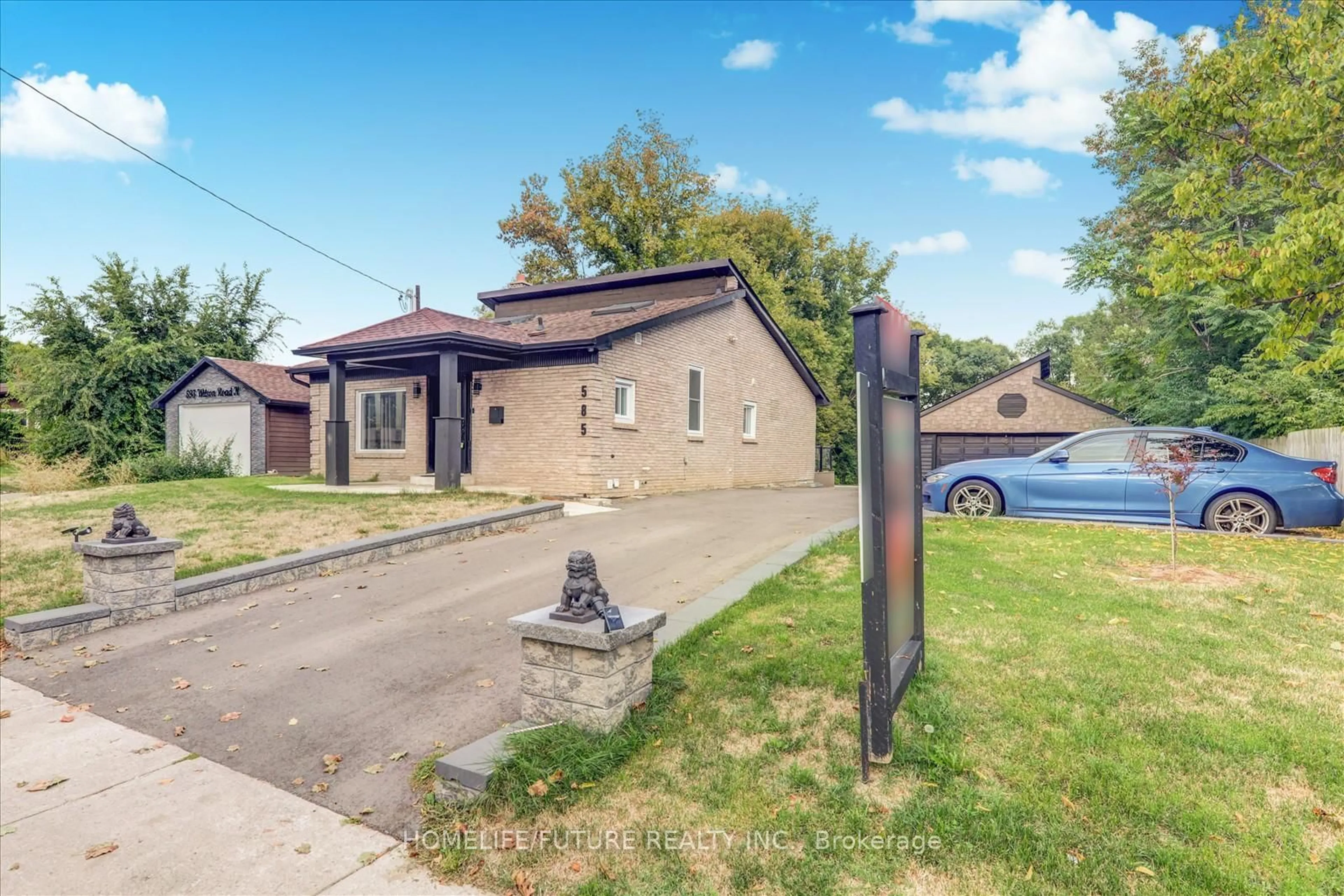 A pic from outside/outdoor area/front of a property/back of a property/a pic from drone, street for 585 Wilson Rd, Oshawa Ontario L1G 6E8