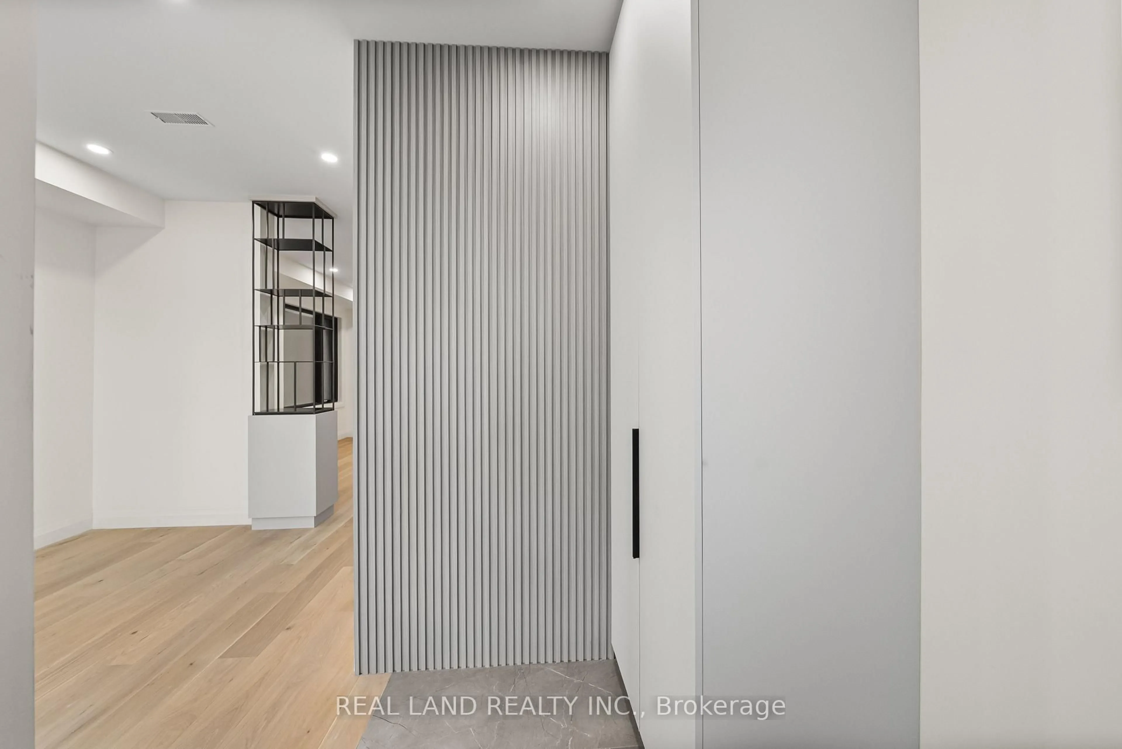 Indoor entryway for 30 Winnifred Ave, Toronto Ontario M4M 2X3