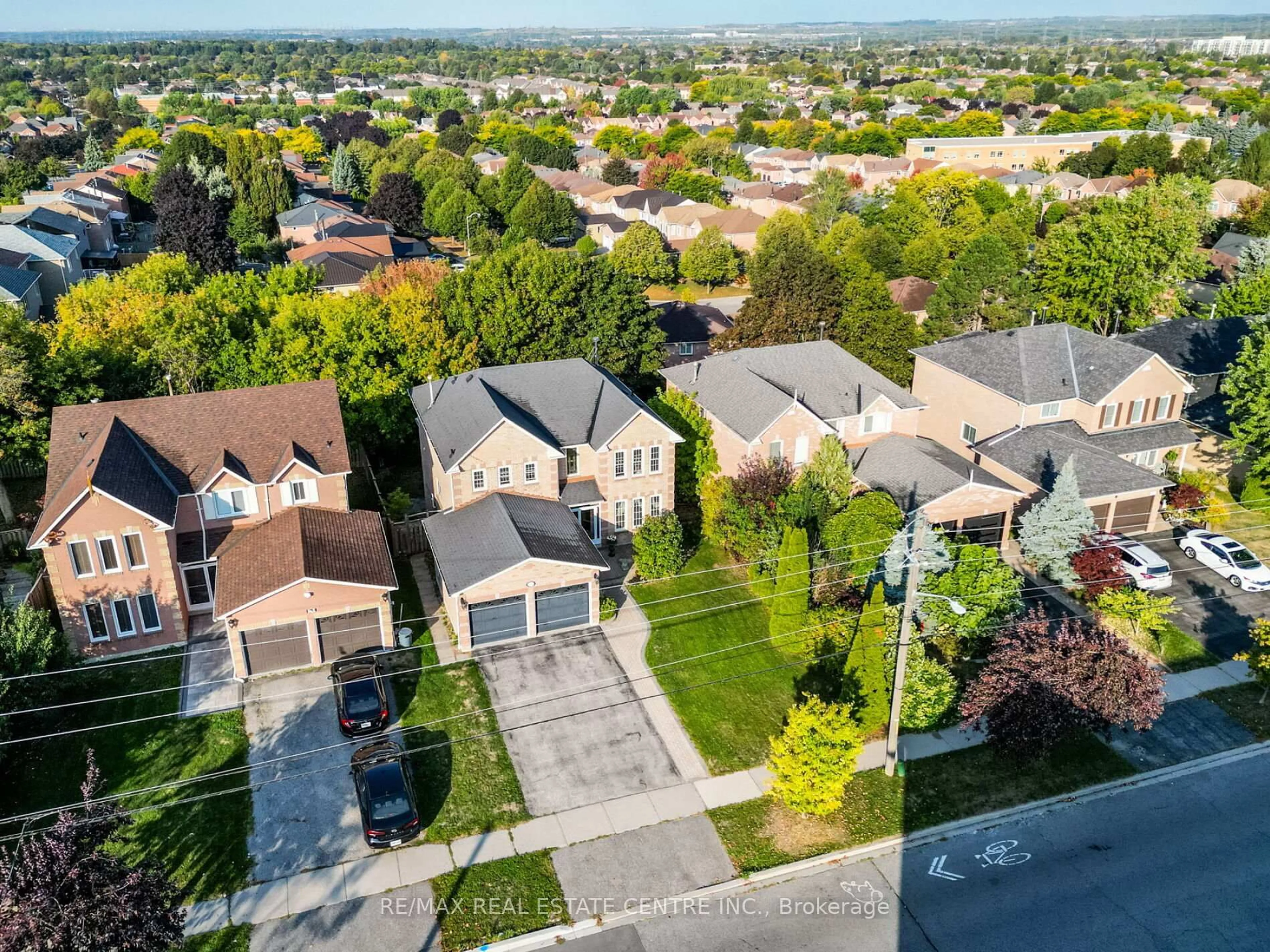 A pic from outside/outdoor area/front of a property/back of a property/a pic from drone, street for 490 Old Harwood Ave, Ajax Ontario L1T 3L1