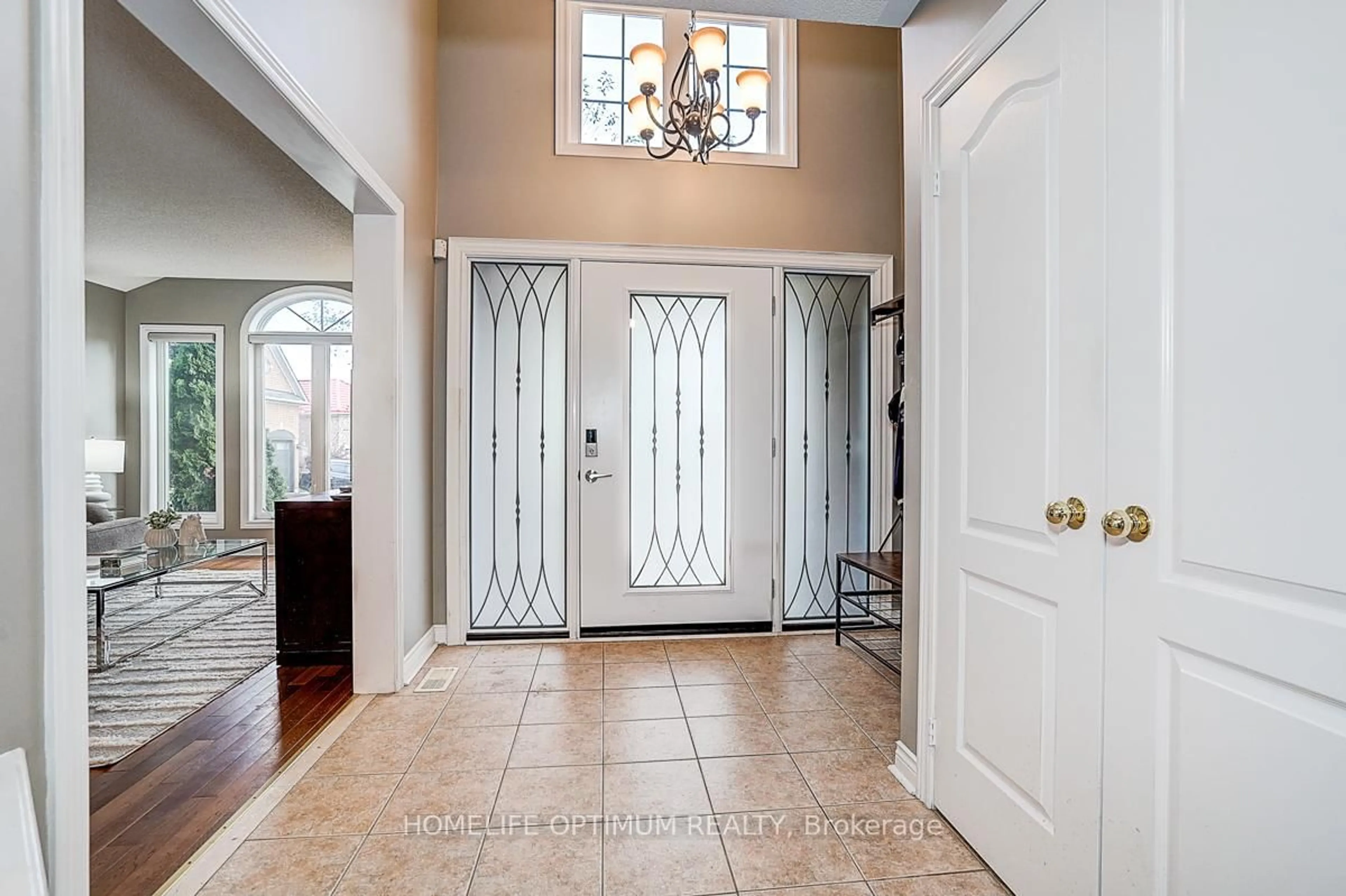 Indoor entryway for 8 Lone Crt, Ajax Ontario L1T 4J9