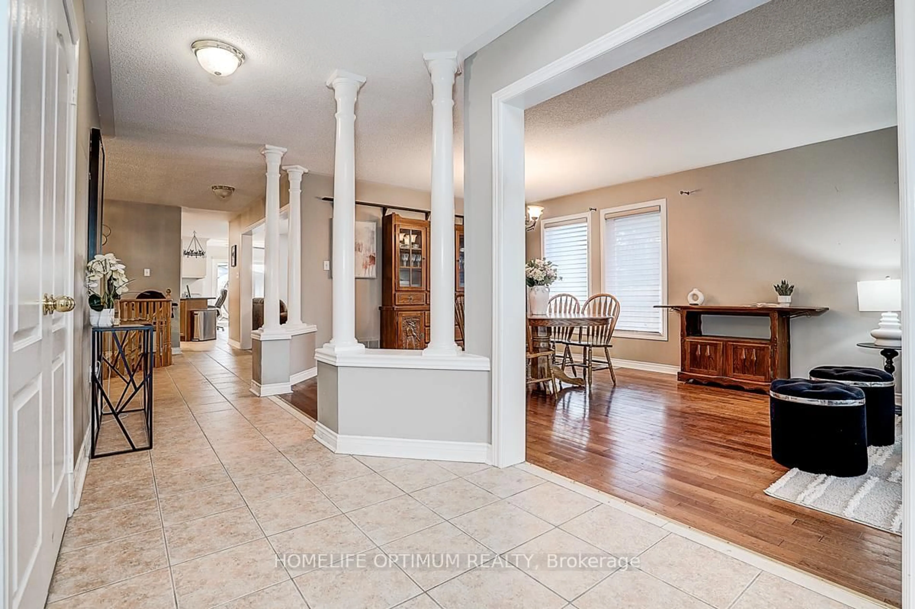 Indoor entryway for 8 Lone Crt, Ajax Ontario L1T 4J9